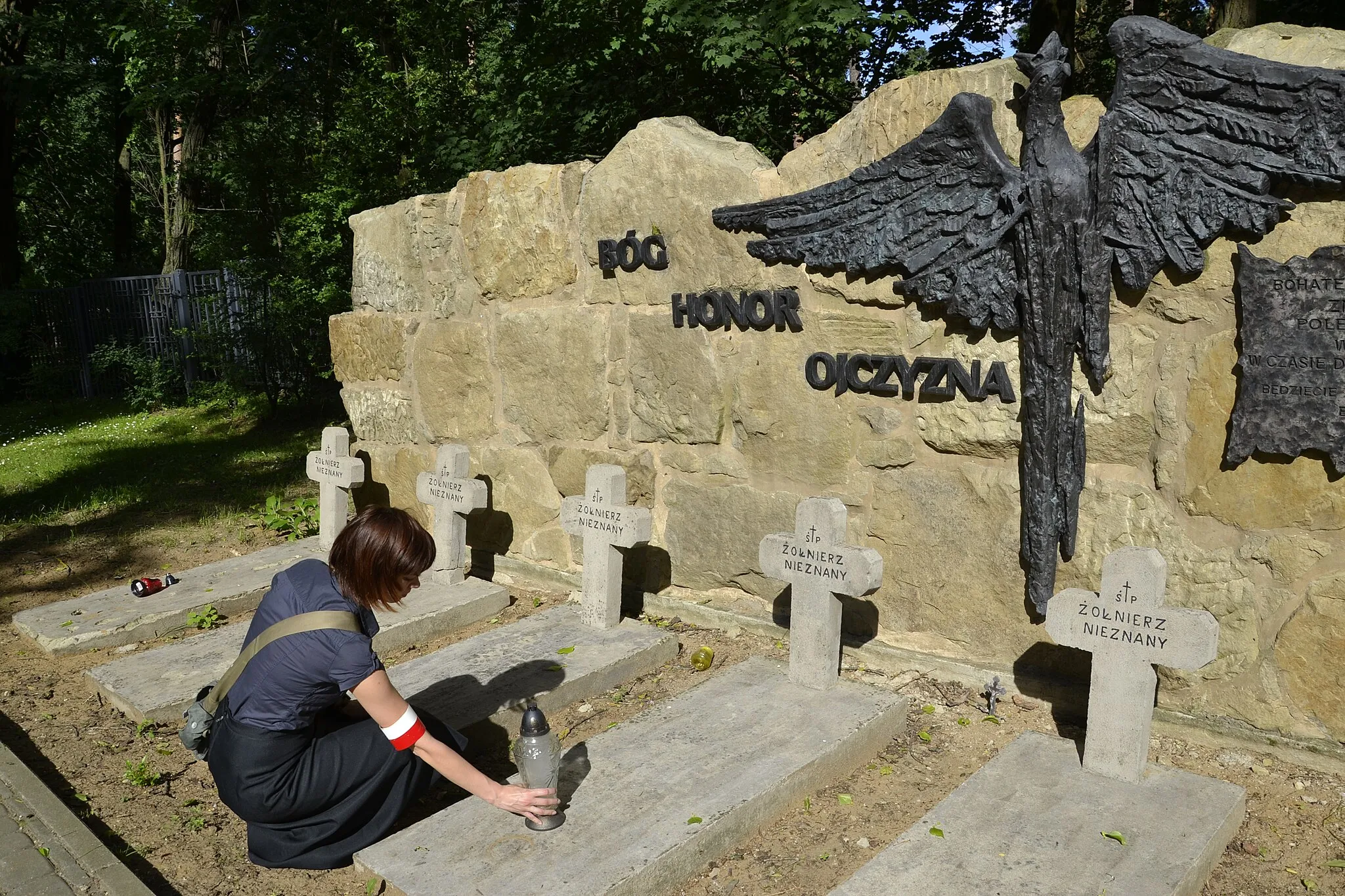 Photo showing: Szósty zmysł
Czy można nie słyszeć i być żołnierzem AK, walczyć o wolność ukochanego miejsca, honor, ojczyznę? Każdy człowiek niepozbawiony intuicji może przetrwać wszystko…. Oni nie odrzucili naturalnego daru, a potrafili go umiejętnie wykorzystać i dzięki niemu unikać niebezpieczeństw. „Szósty zmysł” to dla Głuchych żołnierzy walczących w Powstaniu Warszawskim dodatkowy oręż, narzędzie które pozwoliło im ustrzec się zła, które czyniło ich niesamowitymi i oddanymi żołnierzami. Brak słuchu nie był dla nich ograniczeniem, a stał się zaletą dzięki której nie czuli strachu. Pluton niesłyszących żołnierzy AK był ewenementem na skalę światową, niewiarygodnym przykładem heroizmu, przekraczania własnych słabości w chwili zagrożenia. 70 lat później kolejne pokolenie chce przywrócić pamięci historię tego niezwykłego batalionu.
Projekt pt. „Szósty zmysł” to przedsięwzięcie edukacyjno – artystyczne, którego uczestnikami były osoby niesłyszące i niedosłyszące, w różnym wieku. Inspirowany był historią Plutonu Głuchych żołnierzy AK walczących w Powstaniu Warszawskim. Projekt „Szósty zmysł”składał się cykl działań: warsztaty teatru pantomimy, te¬atru cie¬ni, śpiewu w języku migowym oraz etiudy filmowe i wystawa fotografii przygotowanych przez niesłyszących uczestników projektu. Warsztaty prowadzili doświadczeni instruktorzy: aktorka Białostockiego Teatru Lalek Izabela Maria Wilczewska, aktor i reżyser Krzysztof Zemło, aktorka Teatru Lalki i Aktora w Łomży Eliza Mieleszkiewicz.
W ramach  projektu powstał niezwykły spektakl, zaprezentowany w dniu 30 czerwca 2014r. na dużej scenie Teatru Dramatycznego im. Aleksandra Węgierki w Białymstoku.
Nad oprawą muzyczną całego przedsięwzięcia czuwali członkowie zespołu ILO & friends, którzy podczas występu finałowego zagrali na żywo. Ilustracje do spektaklu wykonała Beata Zembrowska.
Projekt był realizowany przez Stowarzyszenie Pomocy Niesłyszącym „MIG-iem” we współpracy z Teatrem Dramatycznym im. Aleksandra Węgierki w Białymstoku.
Projekt dofinansowano ze środków Muzeum Historii Polski w Warszawie w ramach programu „Patriotyzm Jutra”. Ponadto wsparcia finansowego przedsięwzięciu udzielił Prezydenta Miasta Białegostoku oraz Zarząd Województwa Podlaskiego.
Patronatem honorowym projekt objęli: Muzeum Powstania Warszawskiego, Instytut Pamięci Narodowej, Instytutu Historii Głuchych „Surdus Historicus”, Muzeum Wojska w Białymstoku.
Opieka medialna projektu: TVP Białystok, Polskie Radio Białystok, Gazeta Współczesna, portal miejski Bialystokonline.pl

Zasoby projektu i ten plik udostępniony jest na licencji Creative Commons. Uznanie Autorstwa. Na Tych Samych Warunkach 3.0. Polska (link do licencji: https://creativecommons.org/licenses/by-sa/3.0/deed.pl)