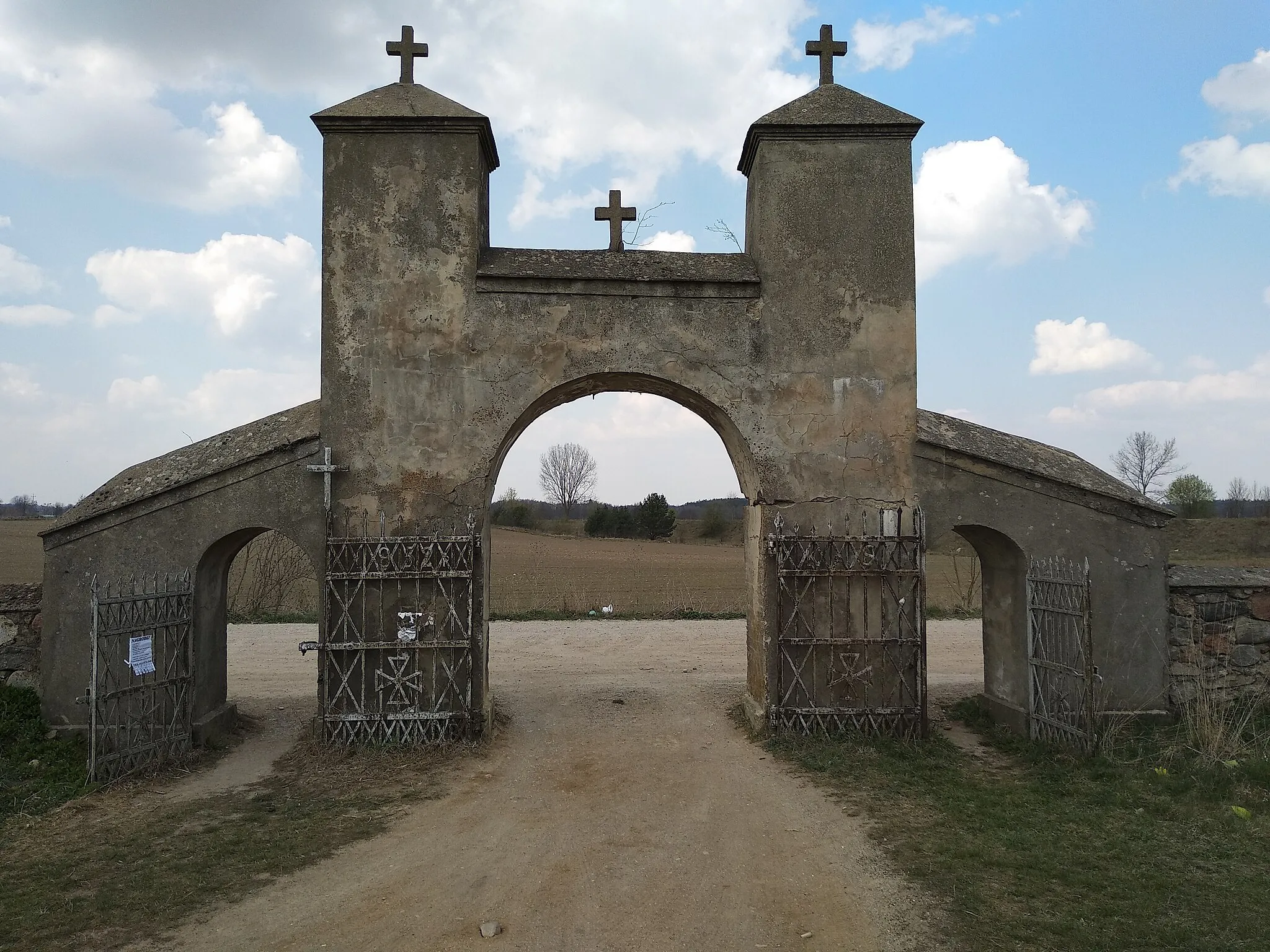 Photo showing: Brama z 1952 roku cmentarza katolickiego w Nowym Dworze.