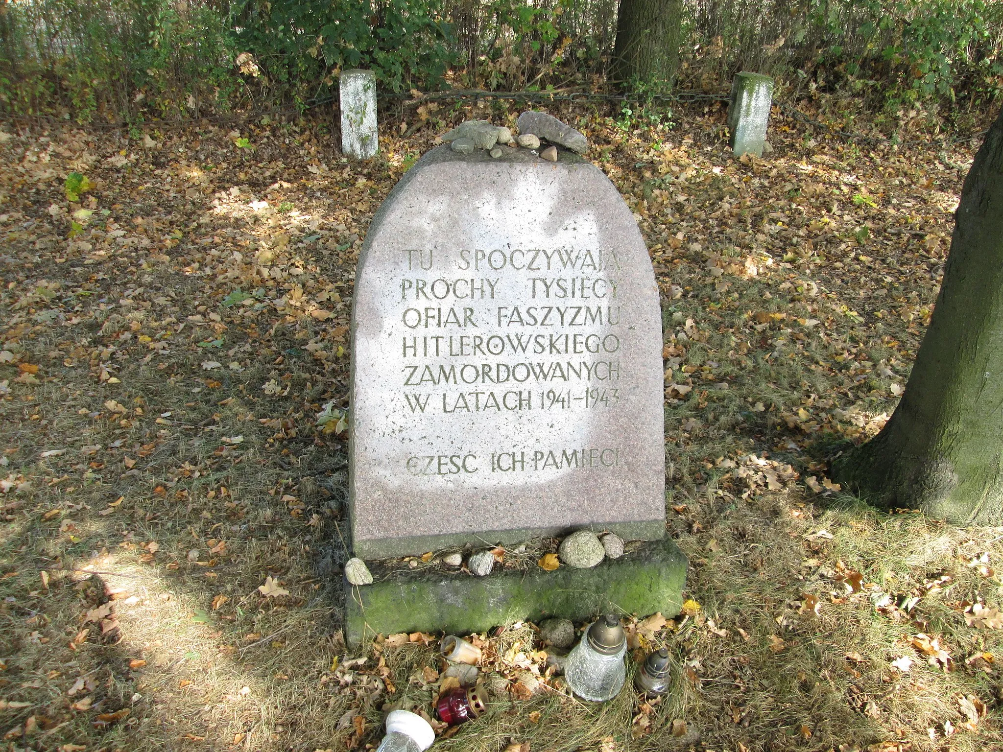 Photo showing: Mściwuje - tablica upamiętniająca pomordowanych przez Niemców Żydów
