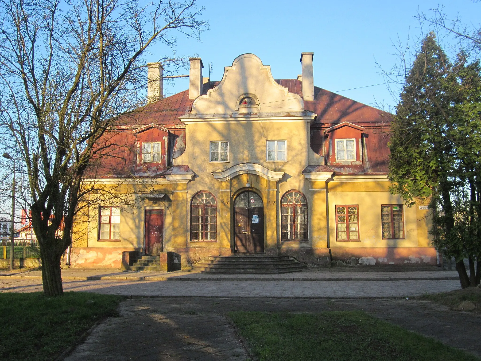 Photo showing: Mońki train station, at Dworcowa street