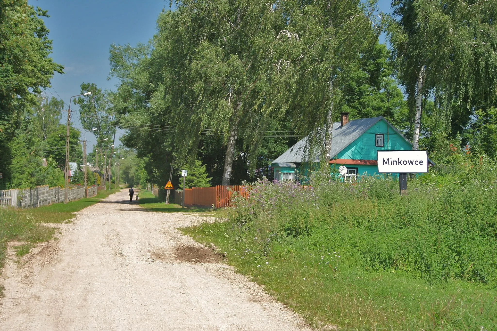 Photo showing: Droga wjazdowa do wsi Minkowce.