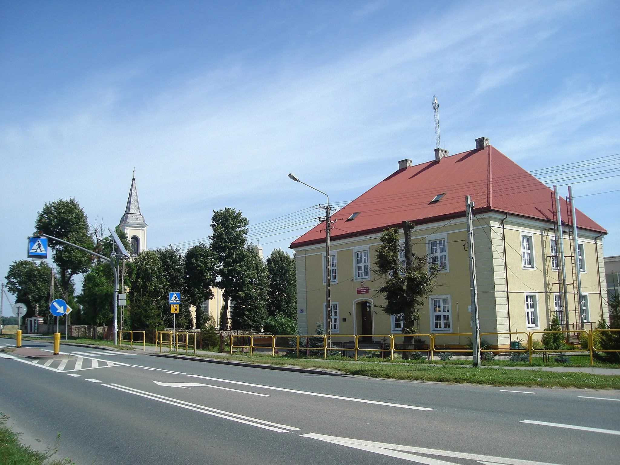 Photo showing: Miastkowo, na pierwszym planie szkoła, w głębi kościół.