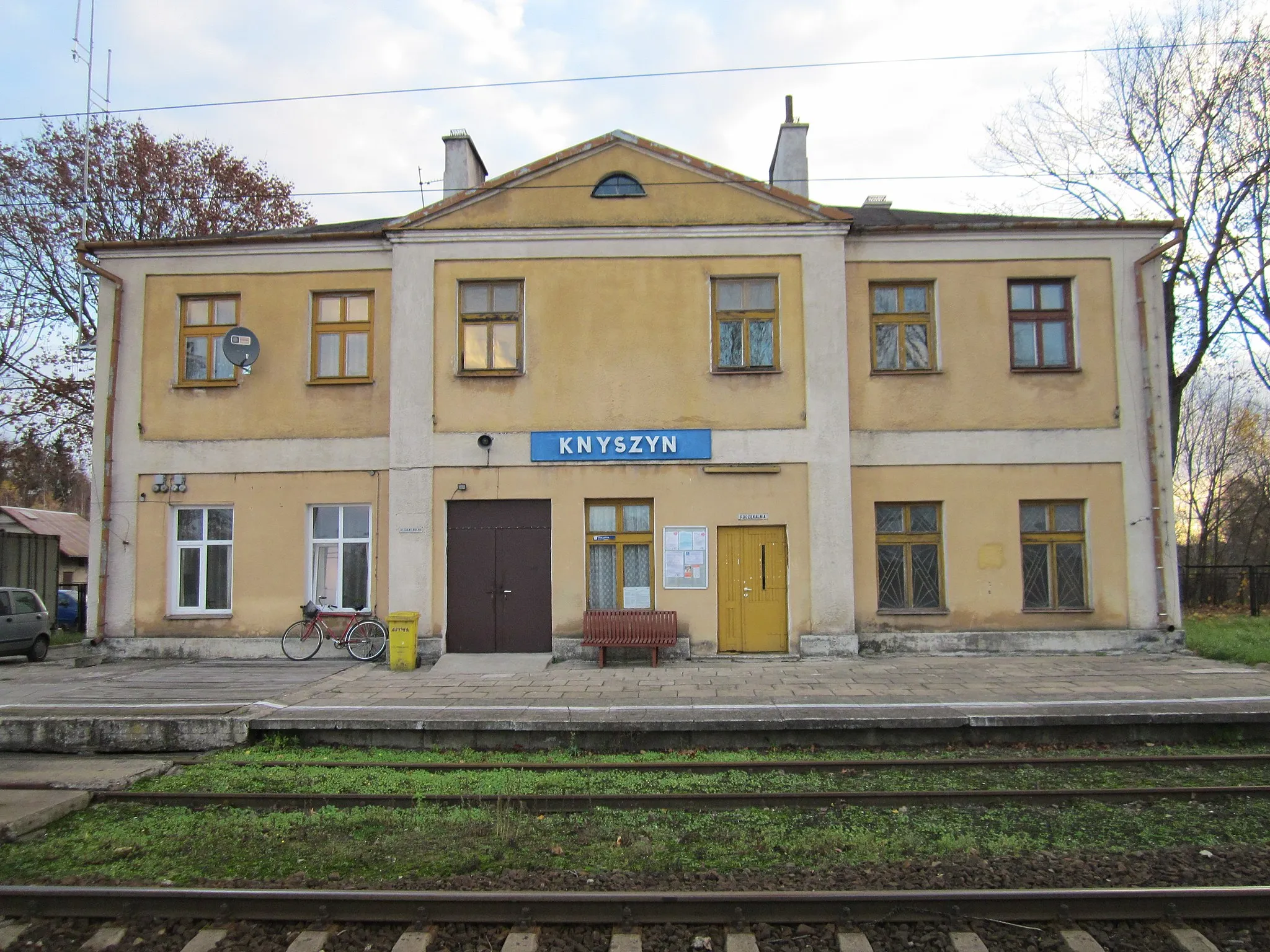 Photo showing: Knyszyn train station. Train station platforms.