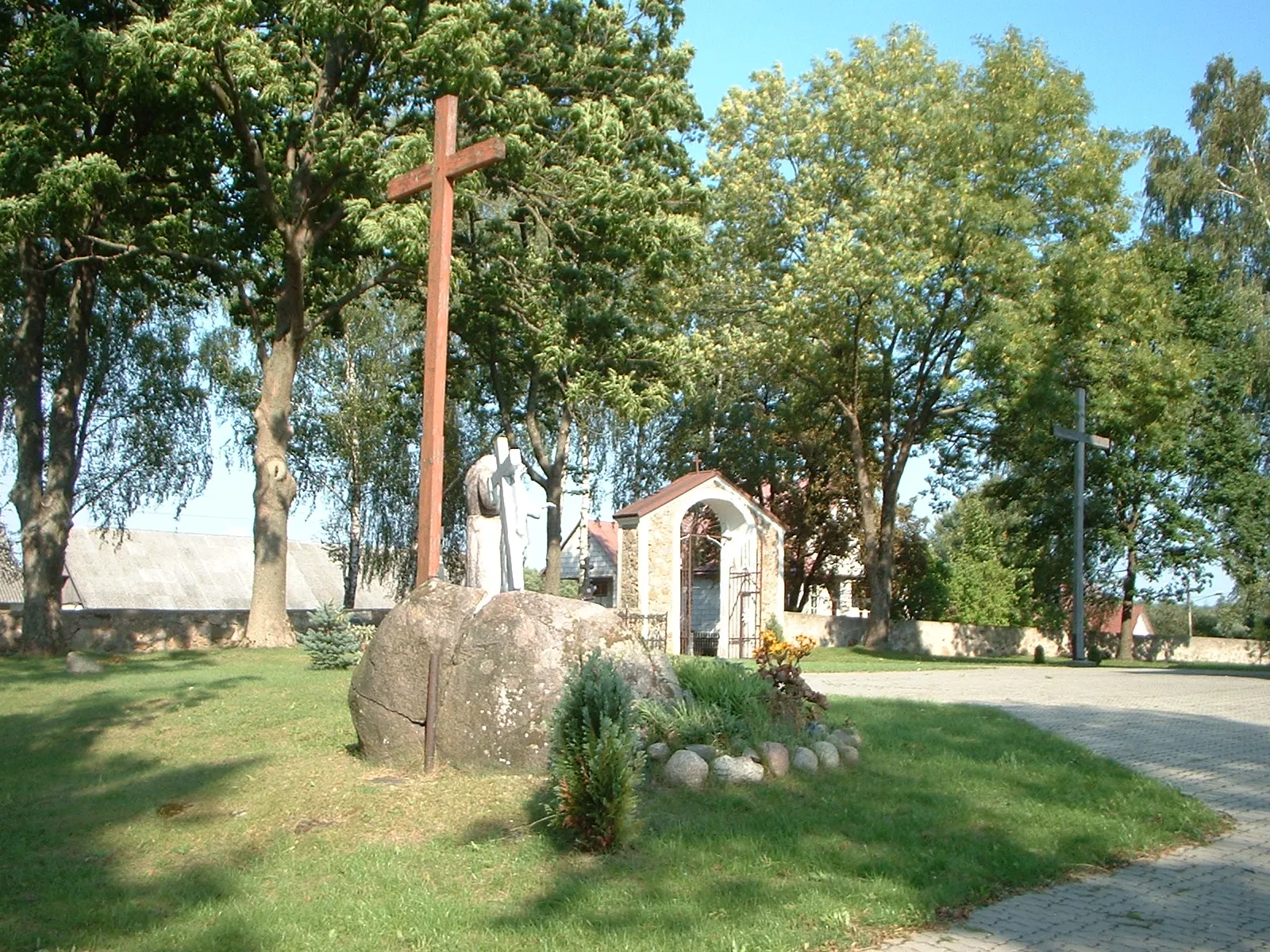 Photo showing: Plac wokół kościoła w Klimówce (file:Klimowka-kosciol-wejscie.jpg)
