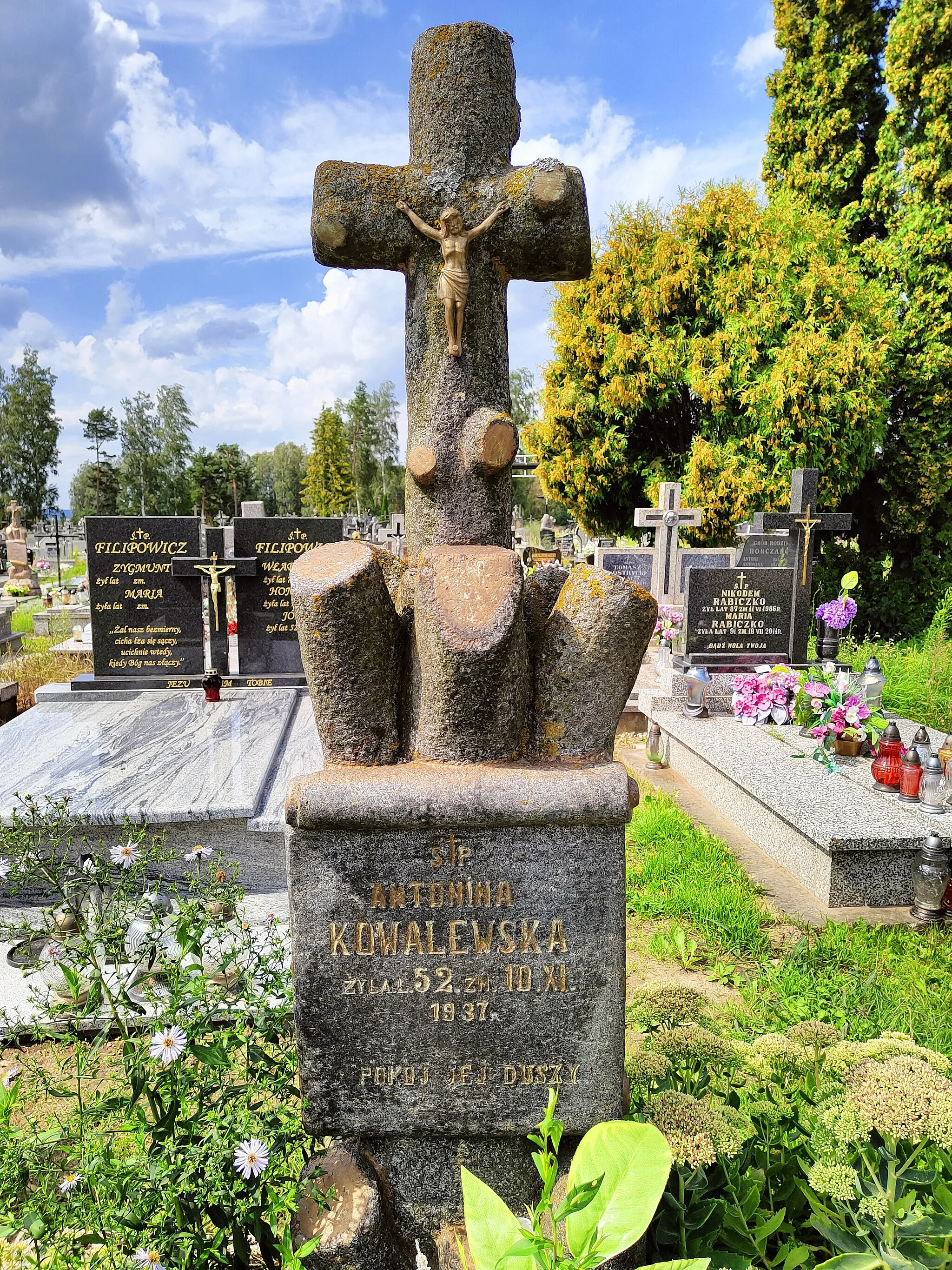 Photo showing: Grób na cmentarzu rzymsko-katolickim w Klimówce:
"Ś. + P. / ANTONINA / KOWALEWSKA / ŻYŁA LAT 52. ZM. 10.XI. / 1937. / POKÓJ JEJ DUSZY"