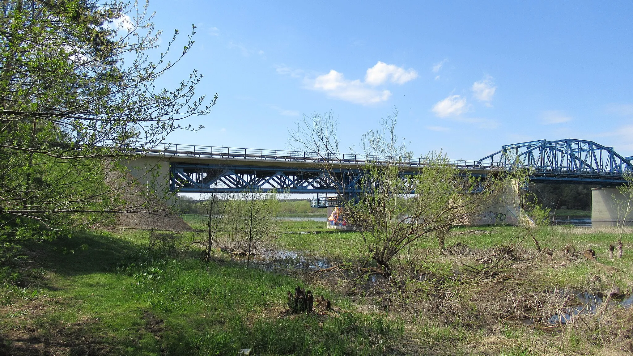 Photo showing: Kózki (gm. Sarnaki, pow. łosicki, woj. mazowieckie). Widok na fragment mostu drogowego przez Bug.