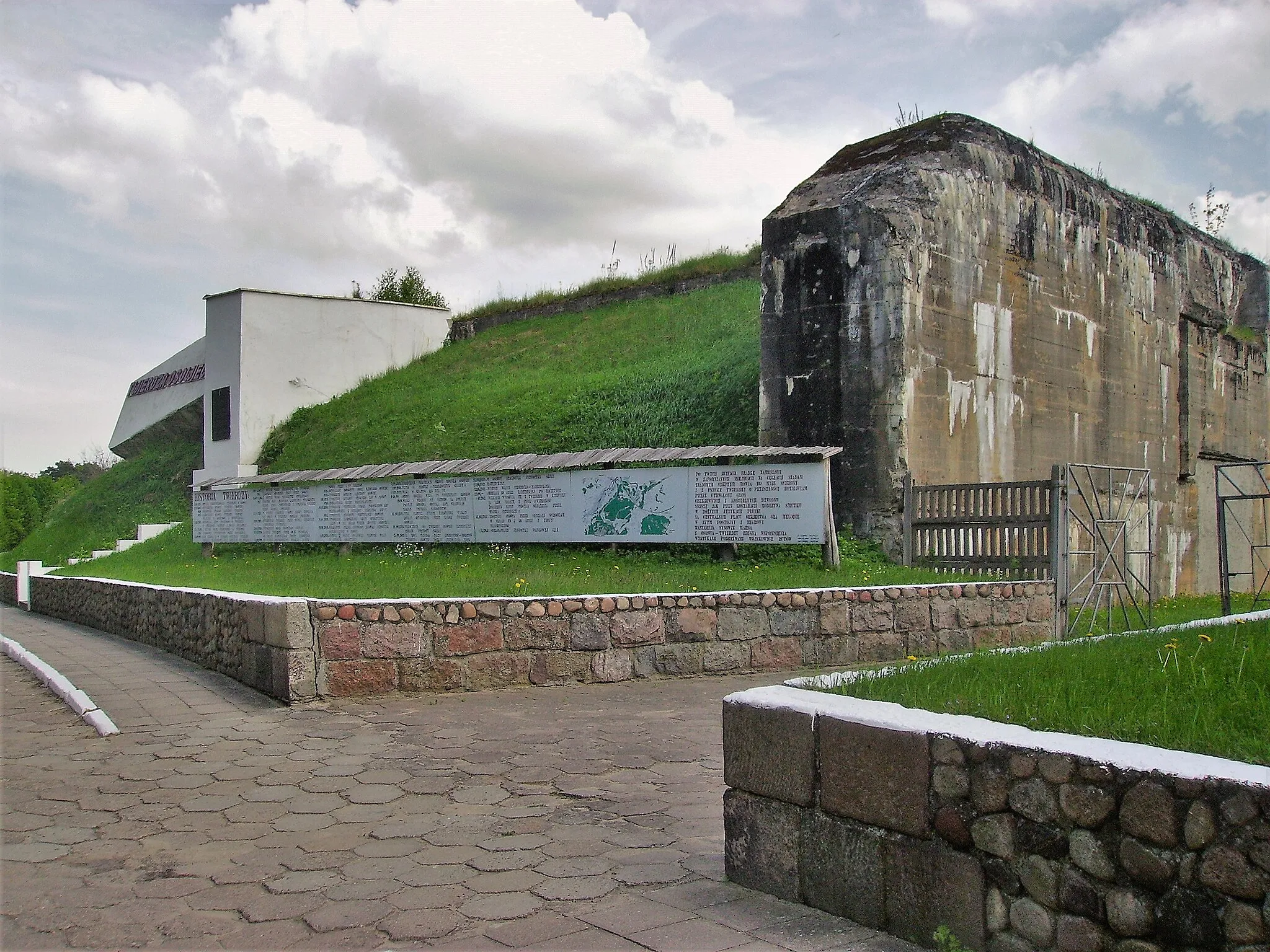 Photo showing: Osowiec Fortress.Fort I - monument