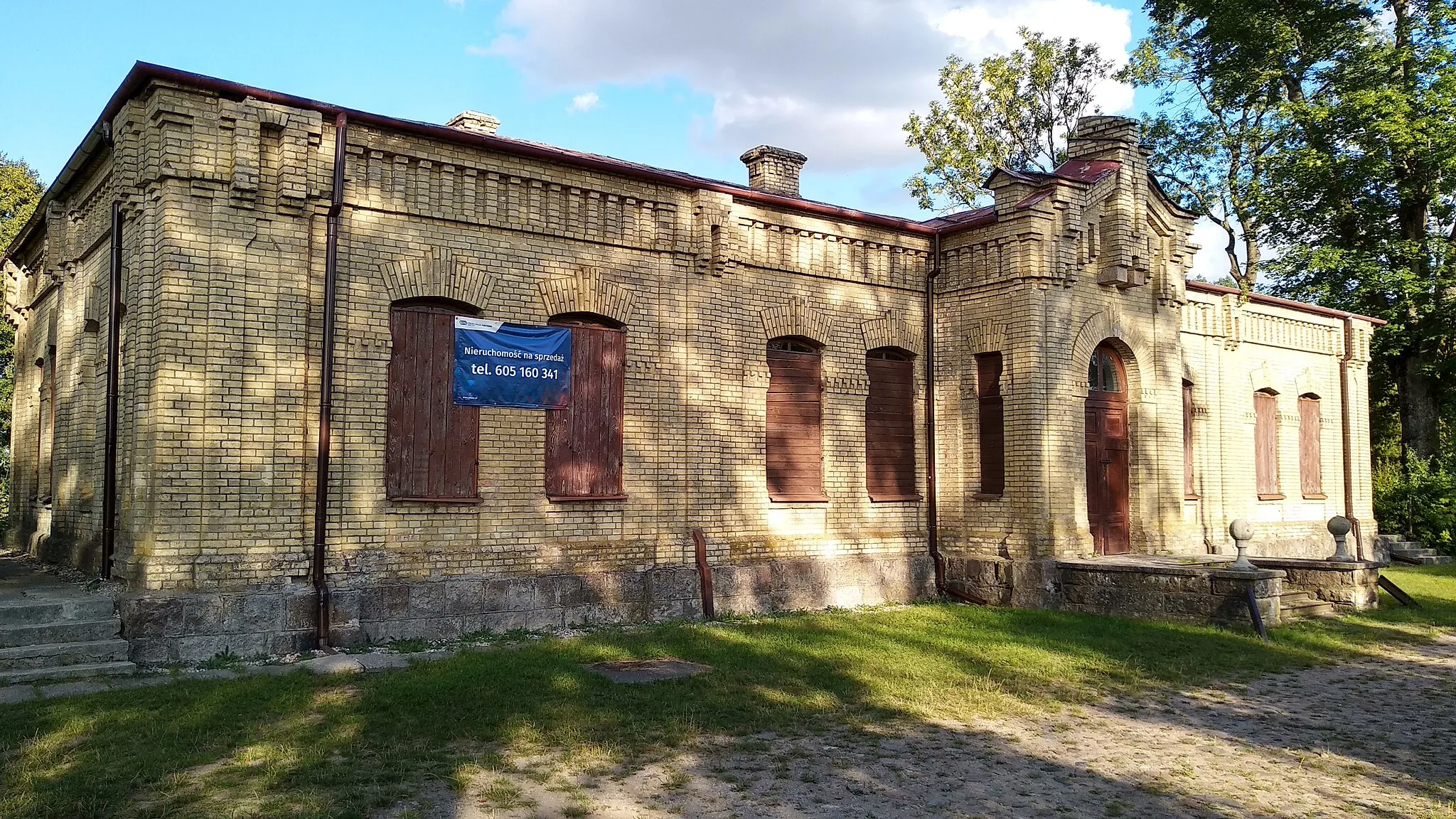 Photo showing: Dworzec kolejowy we wsi Kamienna Nowa.