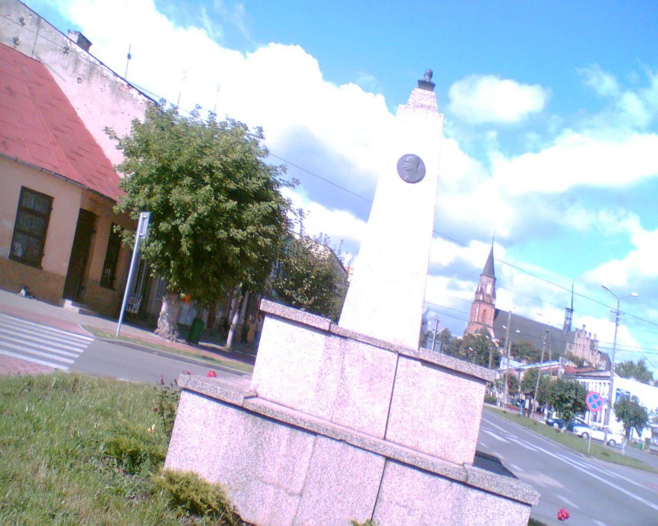 Photo showing: Pomnik Józefa Piłsudskiego na rogu ulic Szkolnej i Wolności w Kosowie Lackim