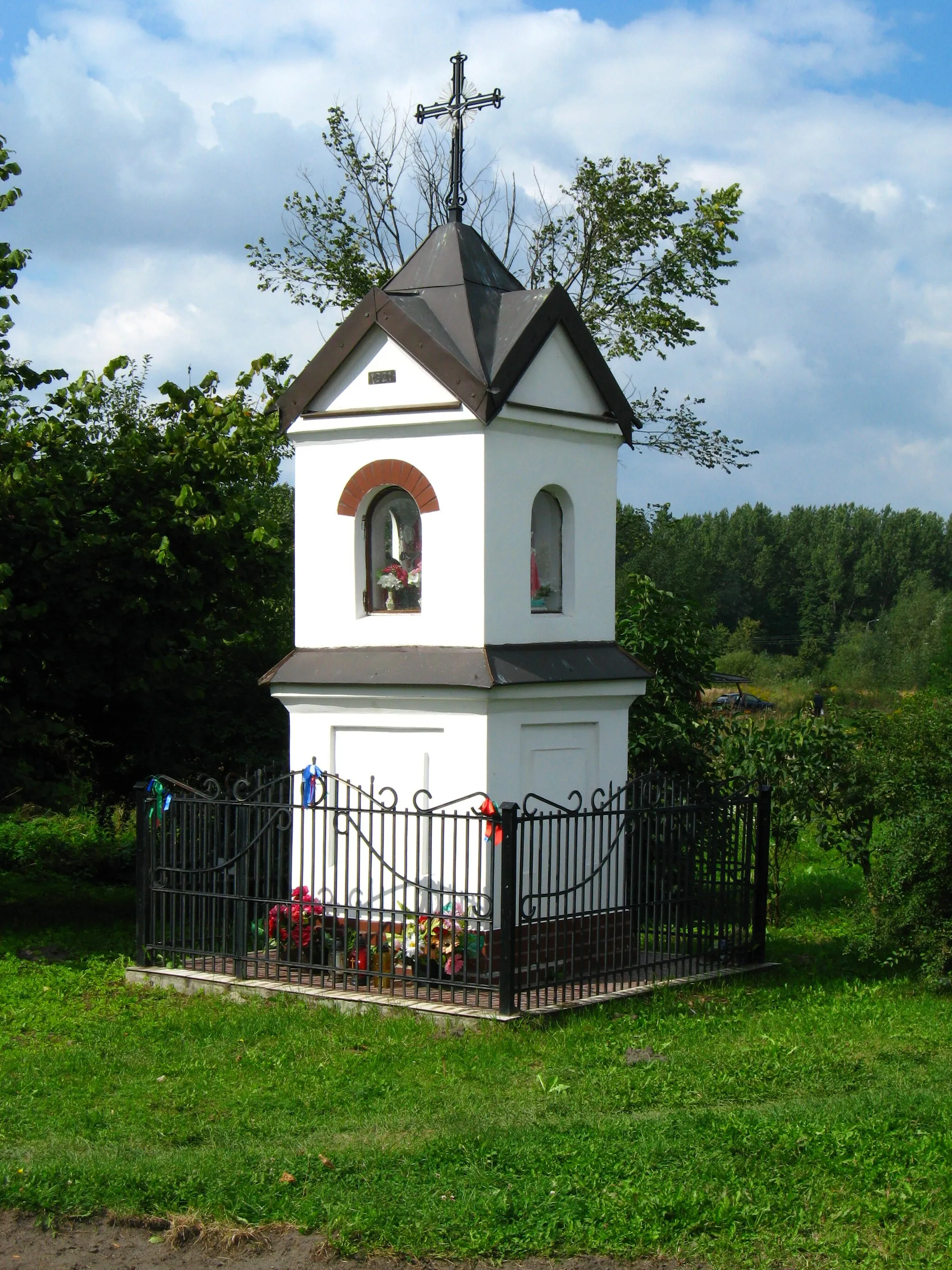 Photo showing: Shrine from year 1921 by the Mostowa st. at Łapy