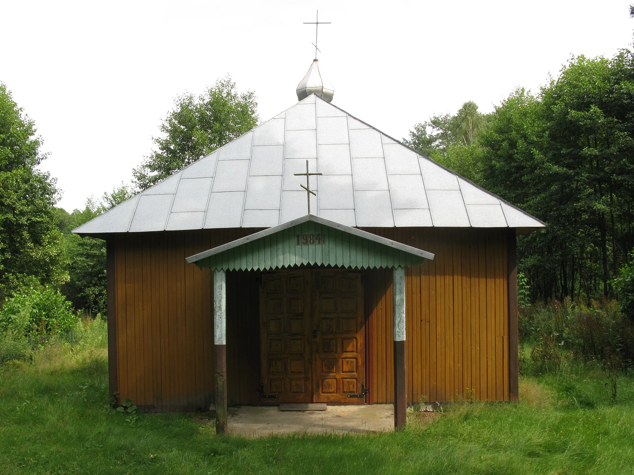 Photo showing: Kaplica św. Jana Teologa w Chrabołach. Kaplica znajduje się w lesie, około 2km za Chrabołami przy drodze do Plutycz.