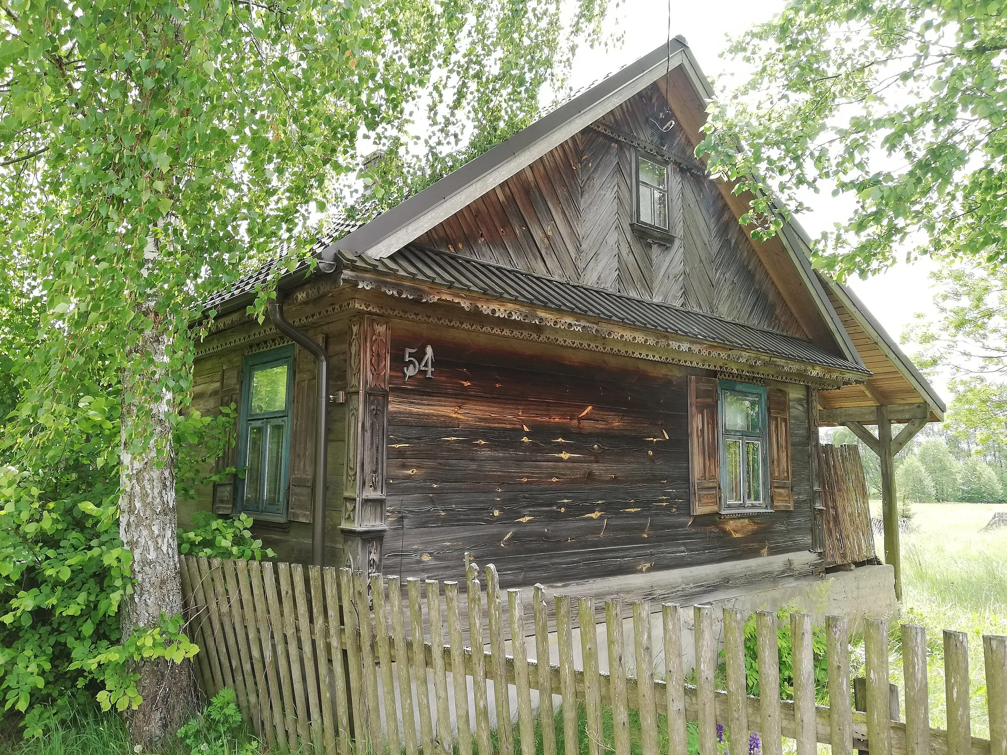 Photo showing: Wooden house meticulously decorated in a traditional, Belarussian way located in Kaniuki village in Zabludów County.