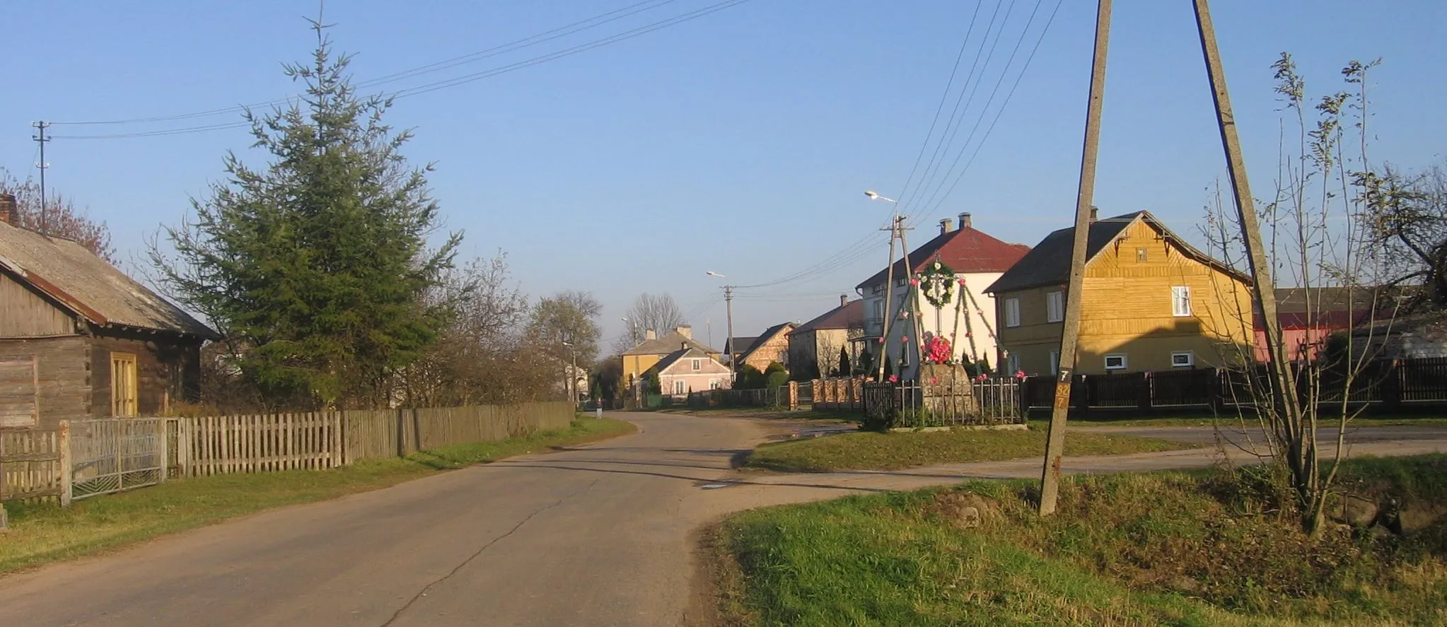 Photo showing: Zachodnia część wsi.