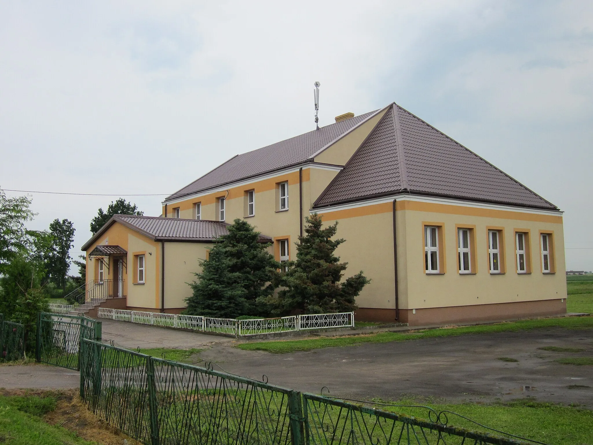 Photo showing: Budynek ten znajduje się przy głównej drodze prowadzącej z Szepietowa do Klukowa.