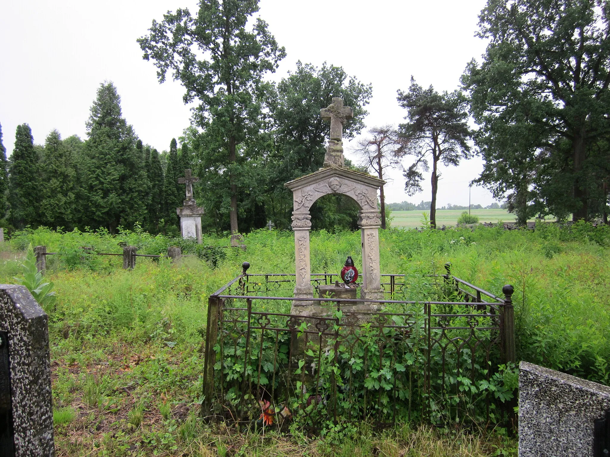 Photo showing: Cmentarz ten znajduję się w odległości 0, 25 m od kościoła pw. św. Stanisława BM, jest o powierzchni 3ha. Sporą część tego cmentarza stanowią nagrobki zabytkowe, niestety czas zrobił swoje i wymagają one odnowienia i odrestaurowania.