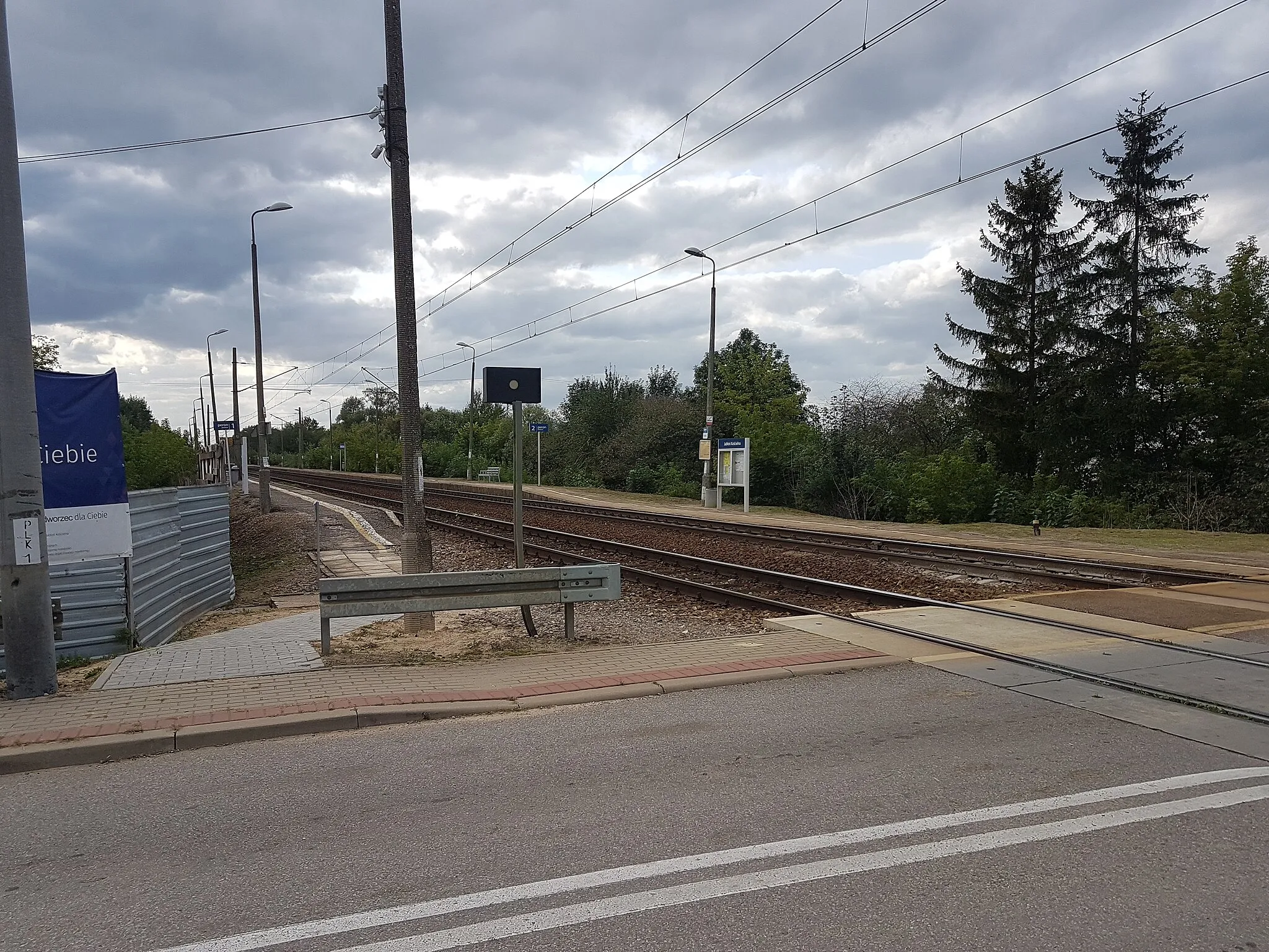 Photo showing: przystanek kolejowy Jabłoń Kościelna - dojście do peronów, wschodni kraniec peronów