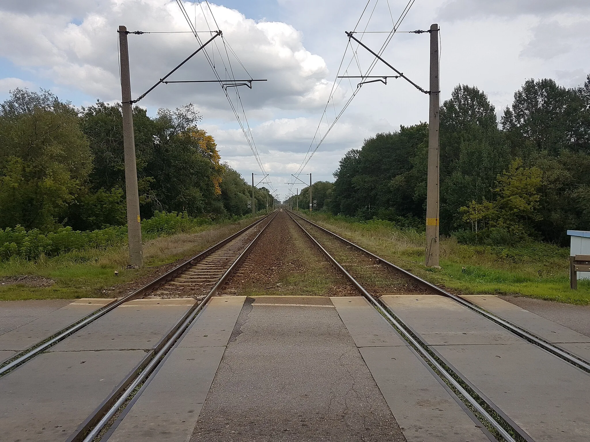 Photo showing: przystanek kolejowy Jabłoń Kościelna - widok w kierunku Białegostoku, przejazd drogowo-kolejowy z drogą powiatową 2064B