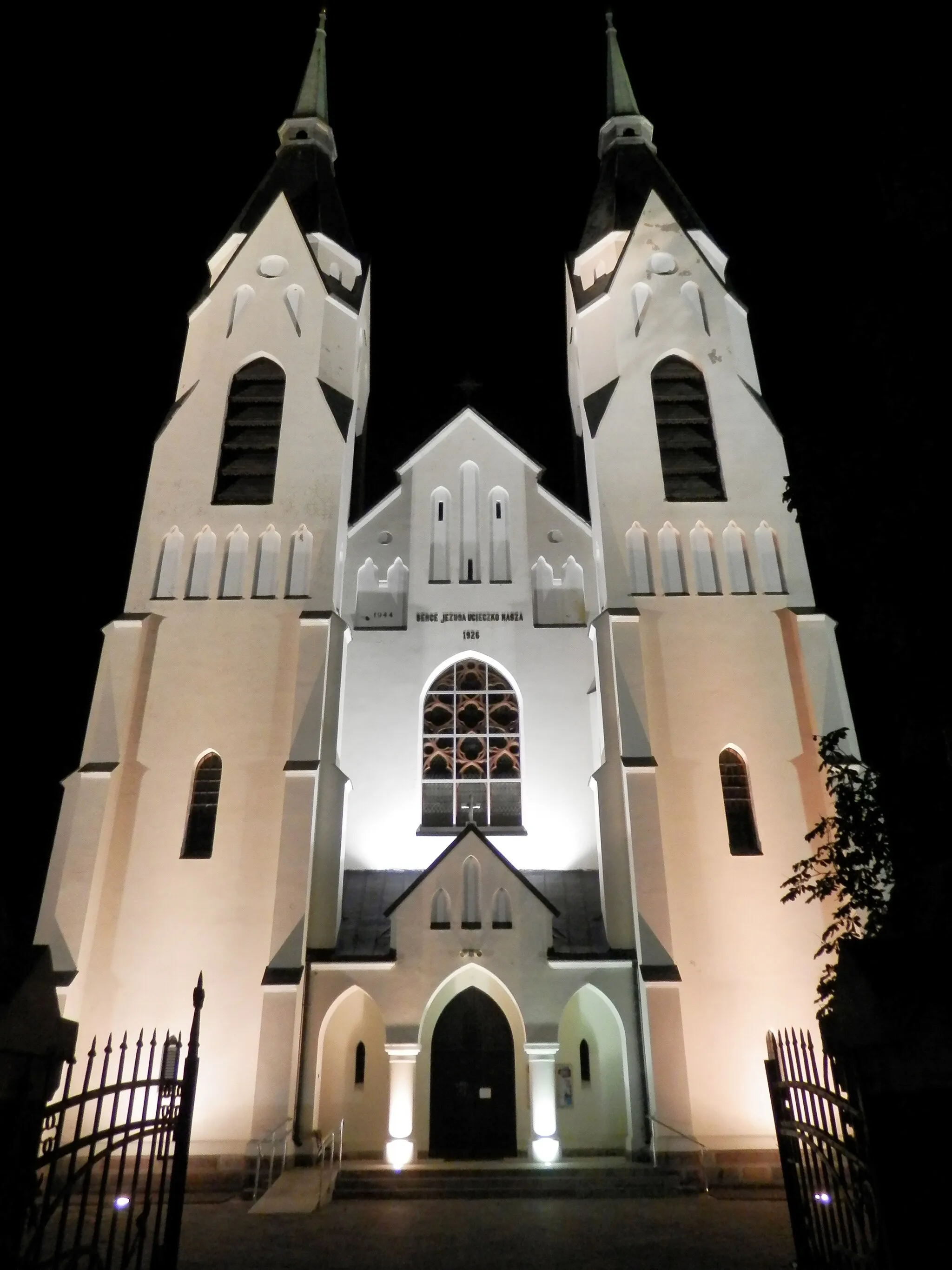 Photo showing: Parish church of St. Bartholomew in Kulesze Kościelne, Poland - night view