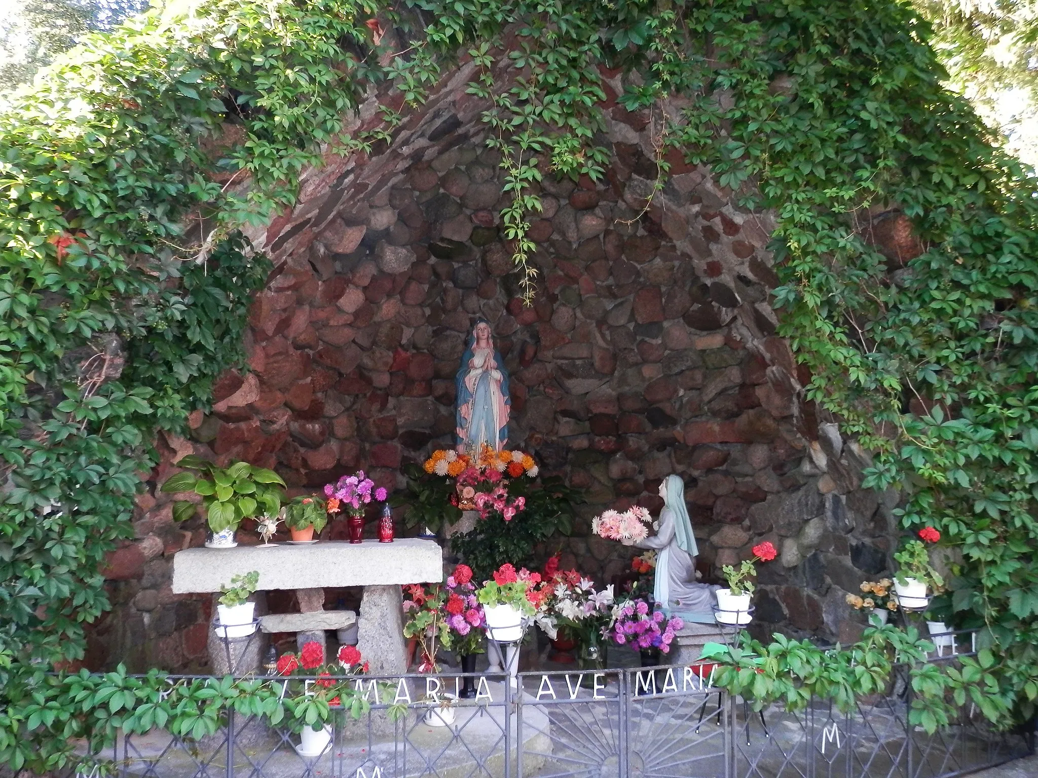 Photo showing: A Marian grotto next to the parochial church in Kobylin-Borzymy, Poland