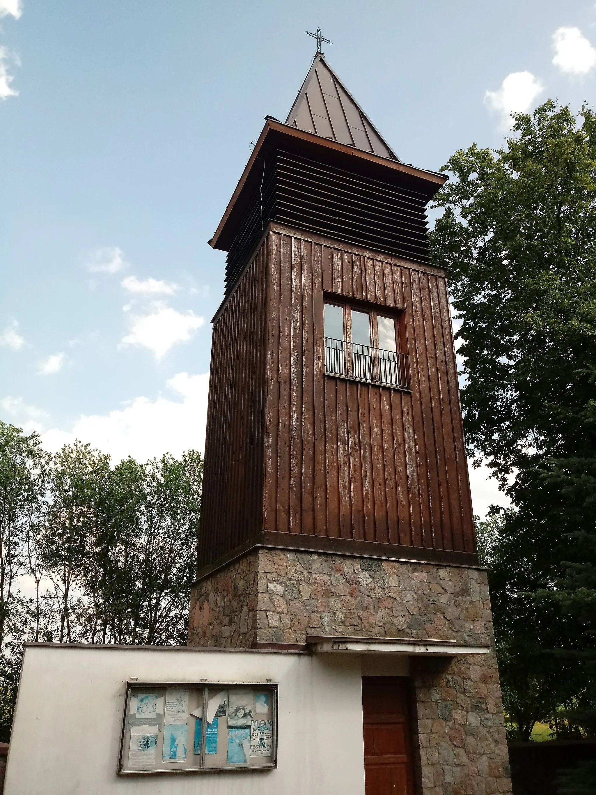 Photo showing: Dzwonnica murowana, wzniesiona w 2006 roku.