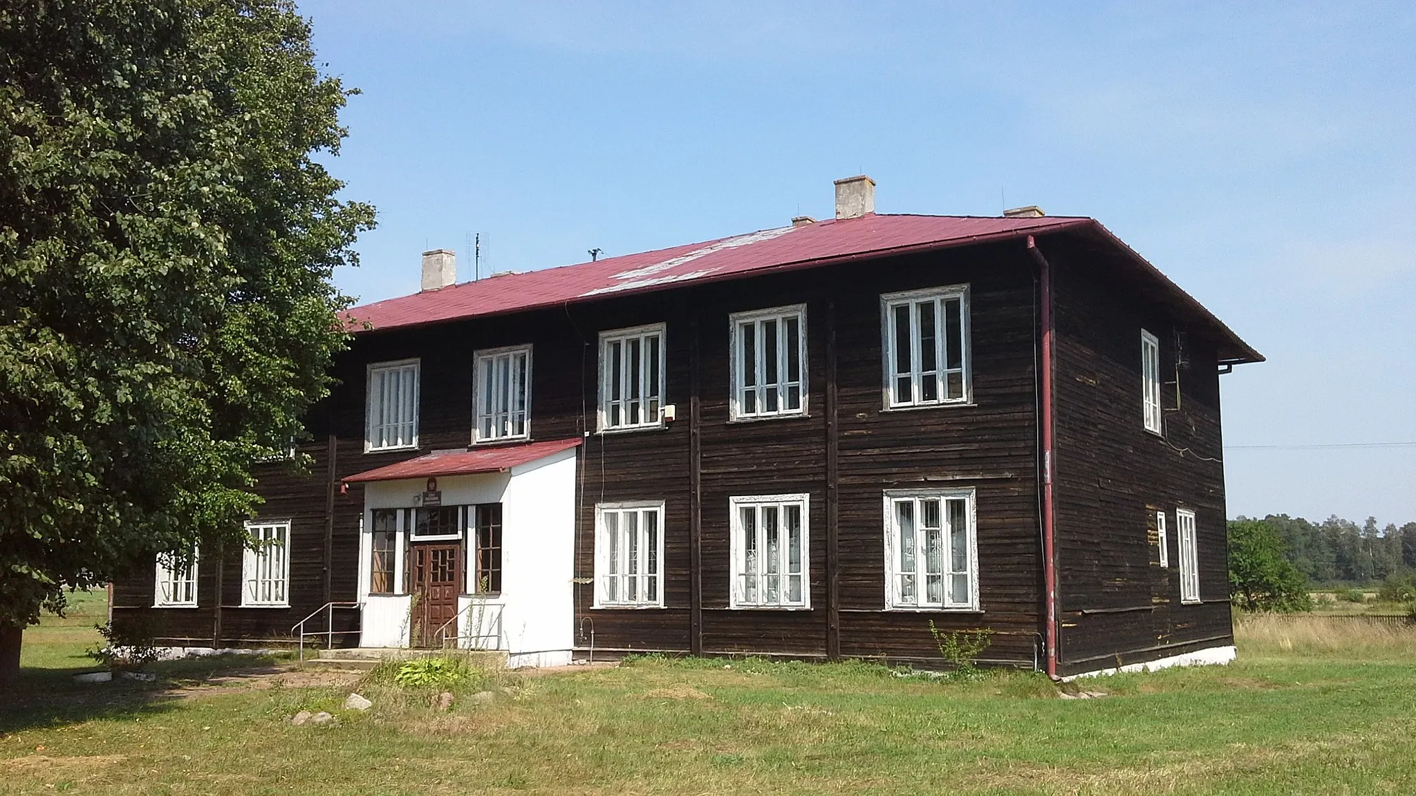 Photo showing: Drewniany budynek szkoły w Kłopotach-Bujnach
