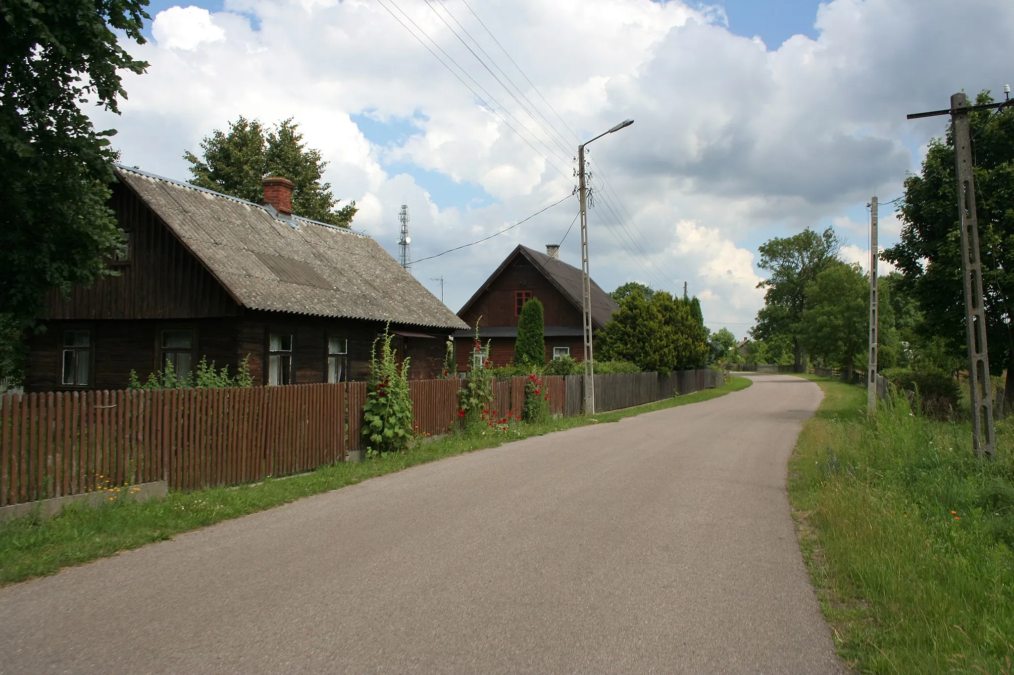 Photo showing: Droga przez Miedwieżyki.