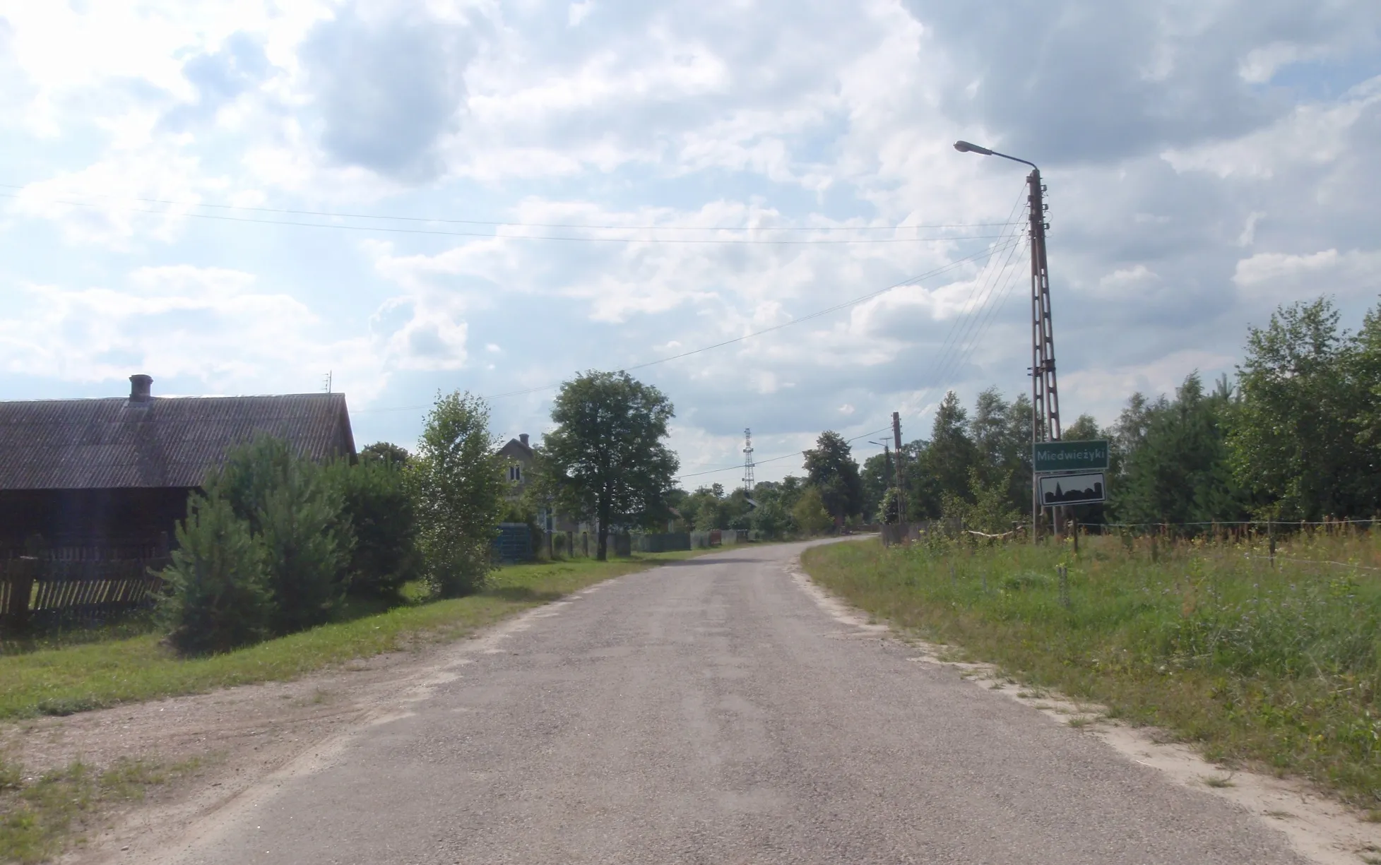 Photo showing: enterance to village Miedwieżyki from east