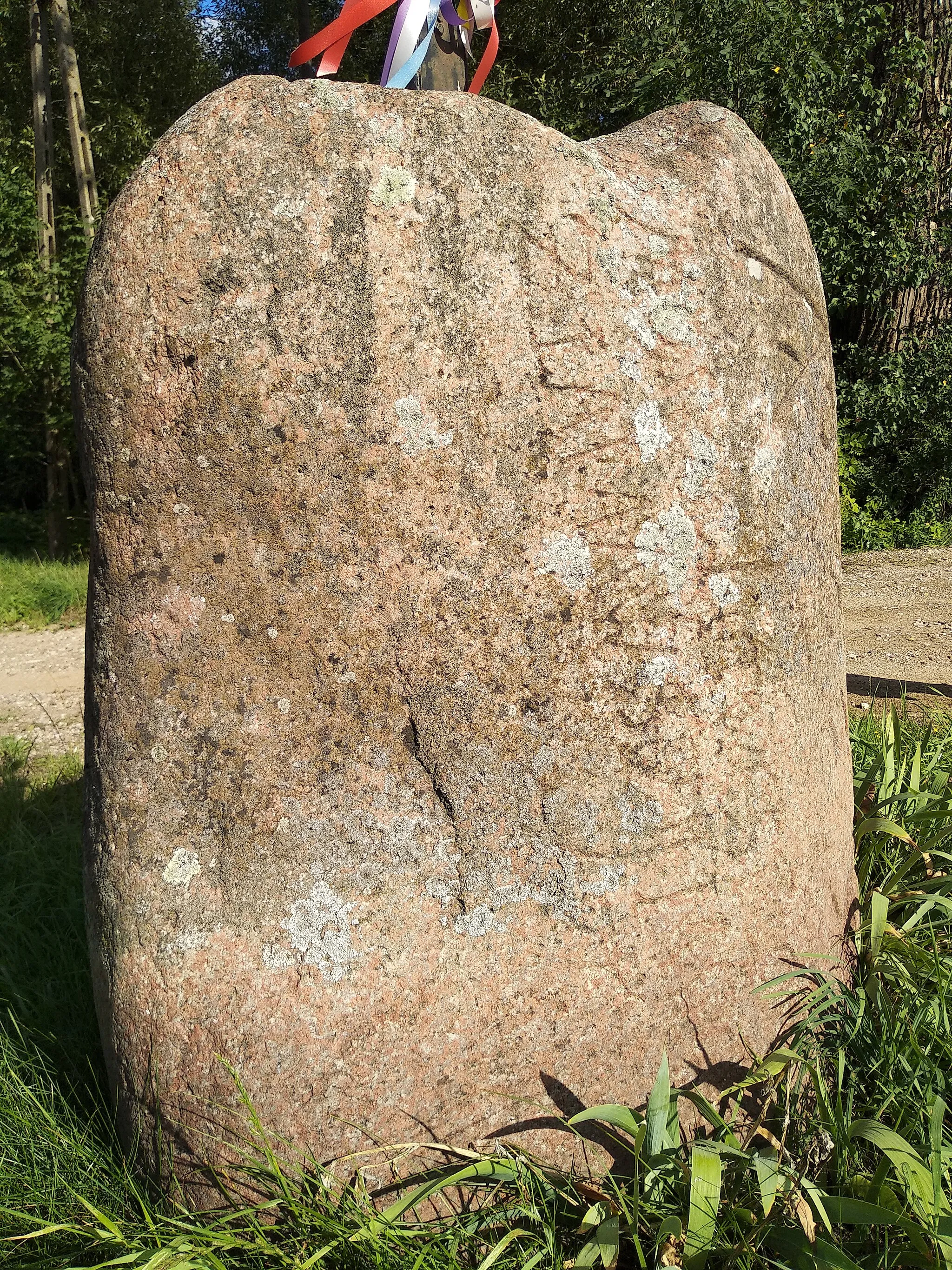Photo showing: Kamień z żelaznym krzyżem z XVII wieku z napisem: "A. D. 1655 Moskal Litwę splądrował złamawszy mir wieczny".