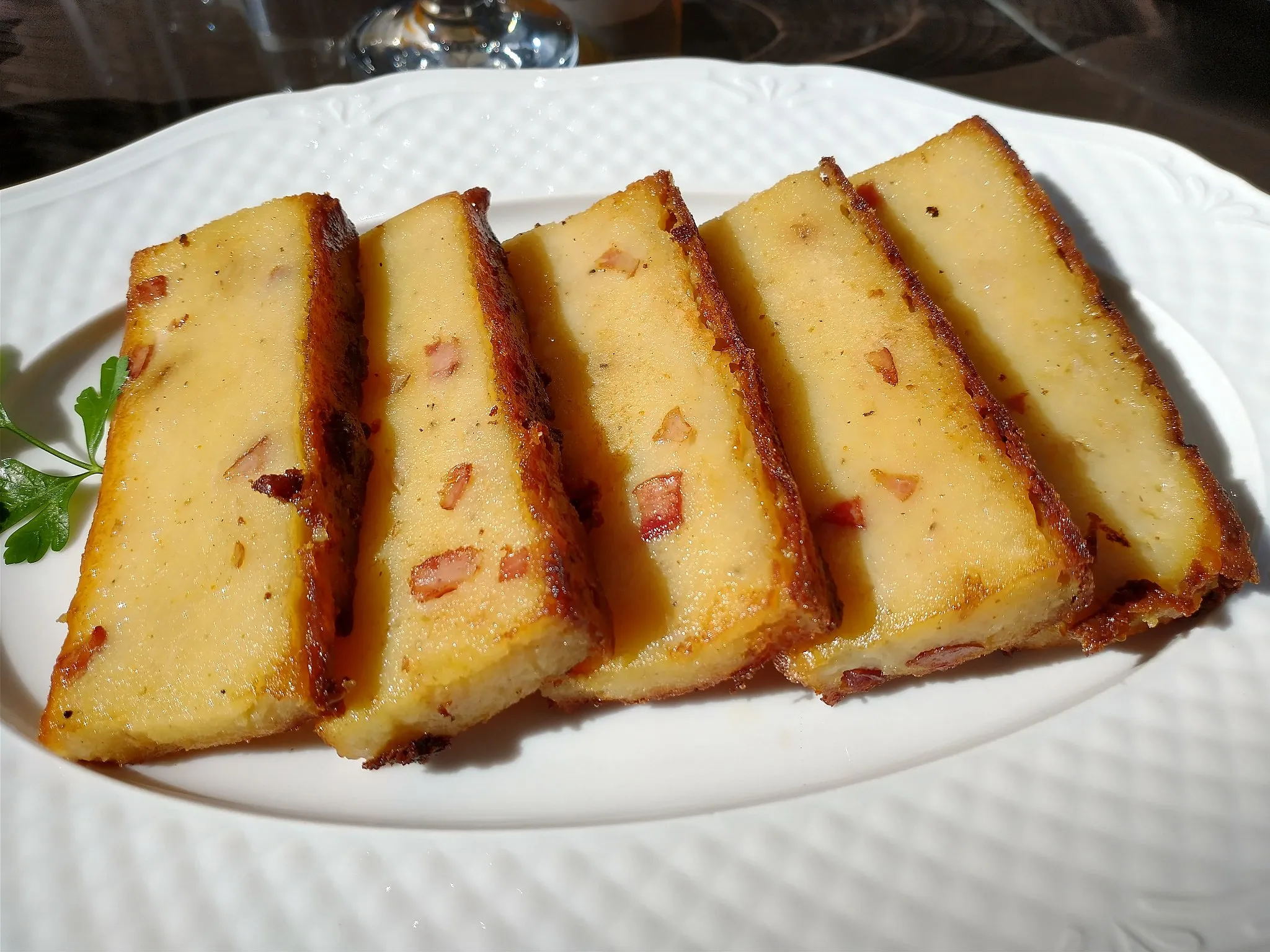Photo showing: Jedzenie w restauracji w Drohiczynie. Kuchnia kresowa. Ciasto ziemniaczane.