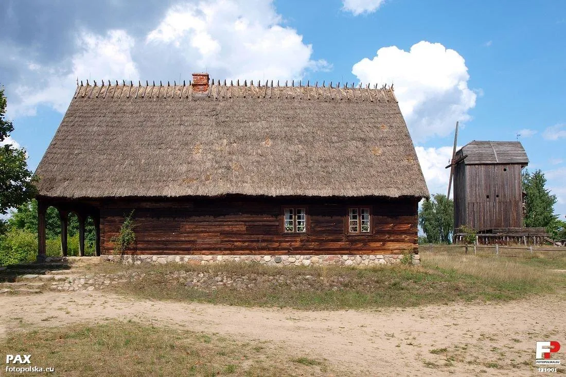 Photo showing: Wdzydze Kiszewskie - Kaszubski Park Etnograficzny - chałupa gburska z Lipuskiej Huty z 1787 r. Na drugim planie wiatrak "koźlak" z Jeżewnicy.