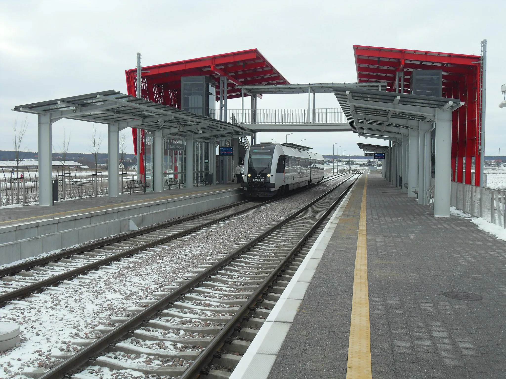Photo showing: Przystanek kolejowy Gdańsk Rębiechowo (dzielnica Matarnia) i SA133–30.