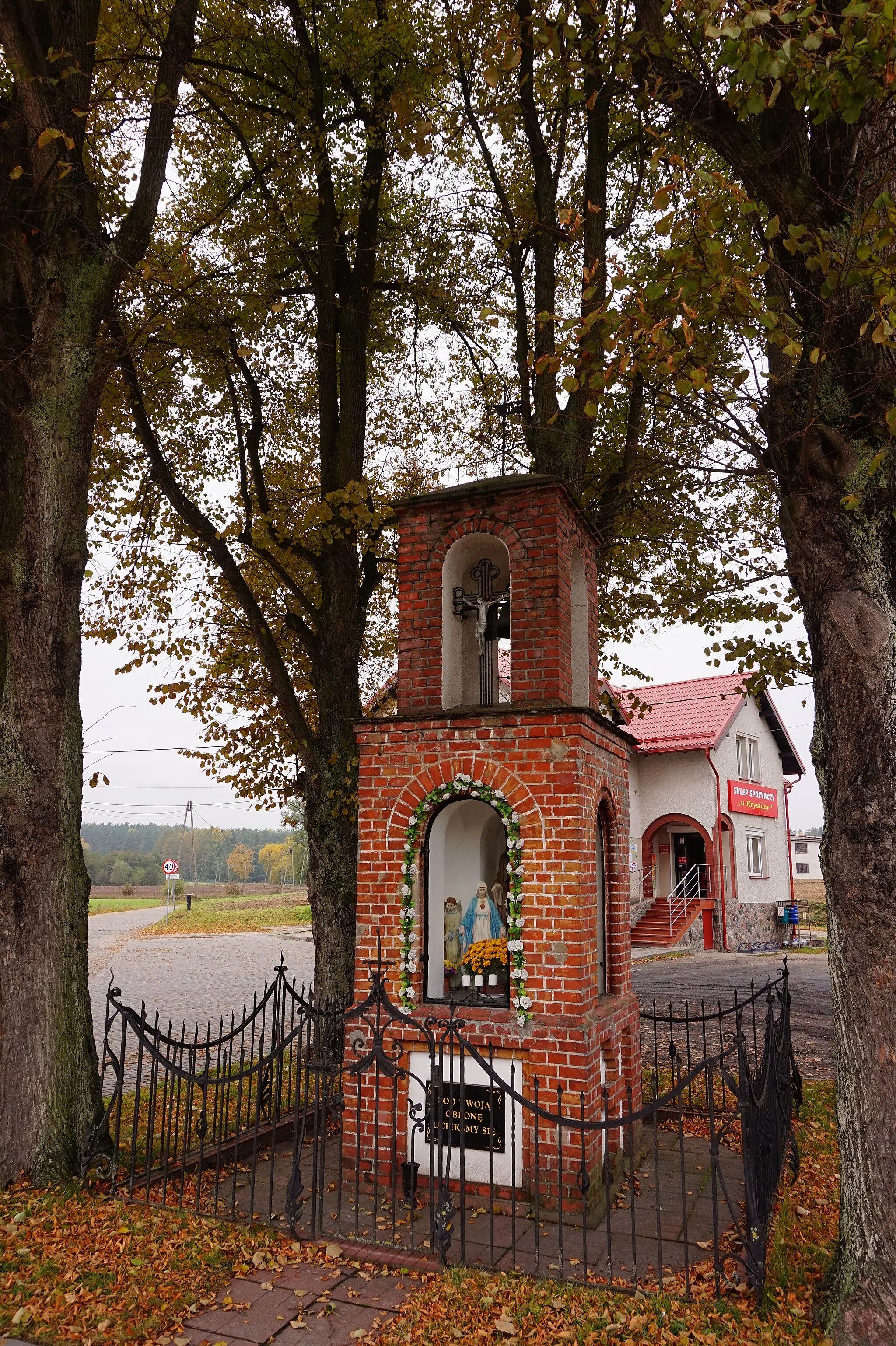 Photo showing: Kapliczka we wsi Rębiechowo