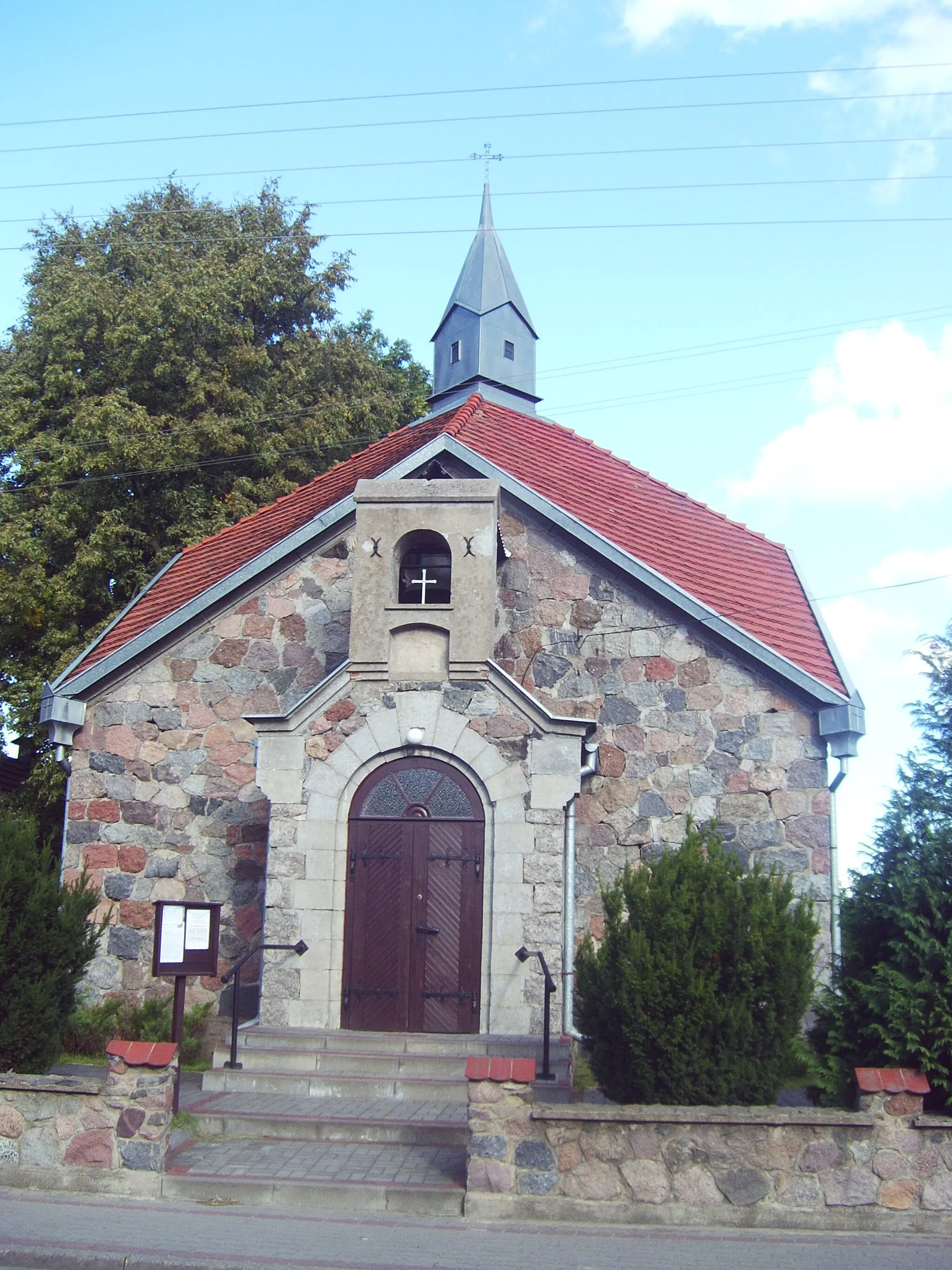 Photo showing: Chapel of the years 1901-1903 at the center Debrzno village. It was built of stone over its entrance and there is a small bell.