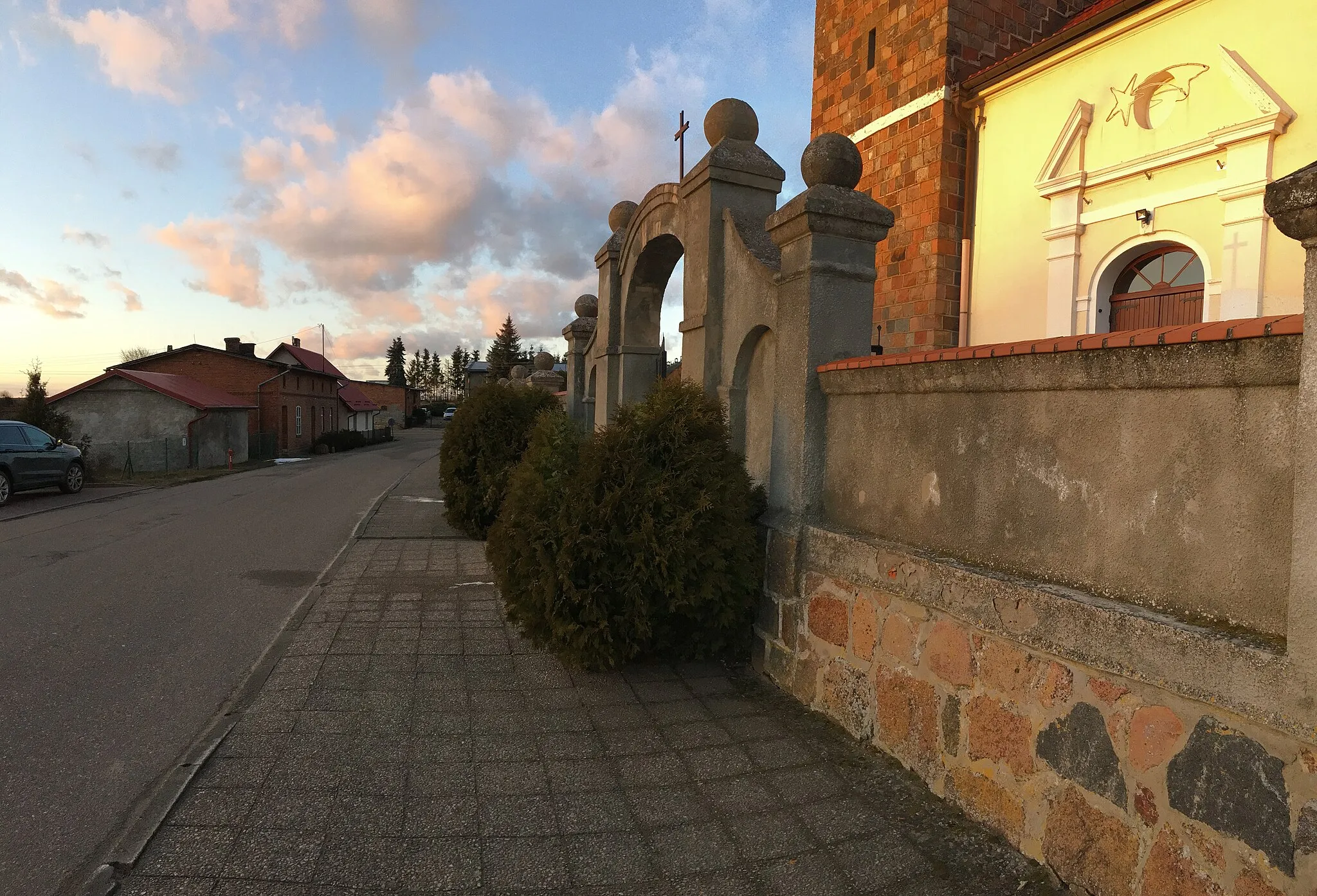 Photo showing: Wejście do kościoła pw. św. Andrzeja Apostoła w Czarnymlesie