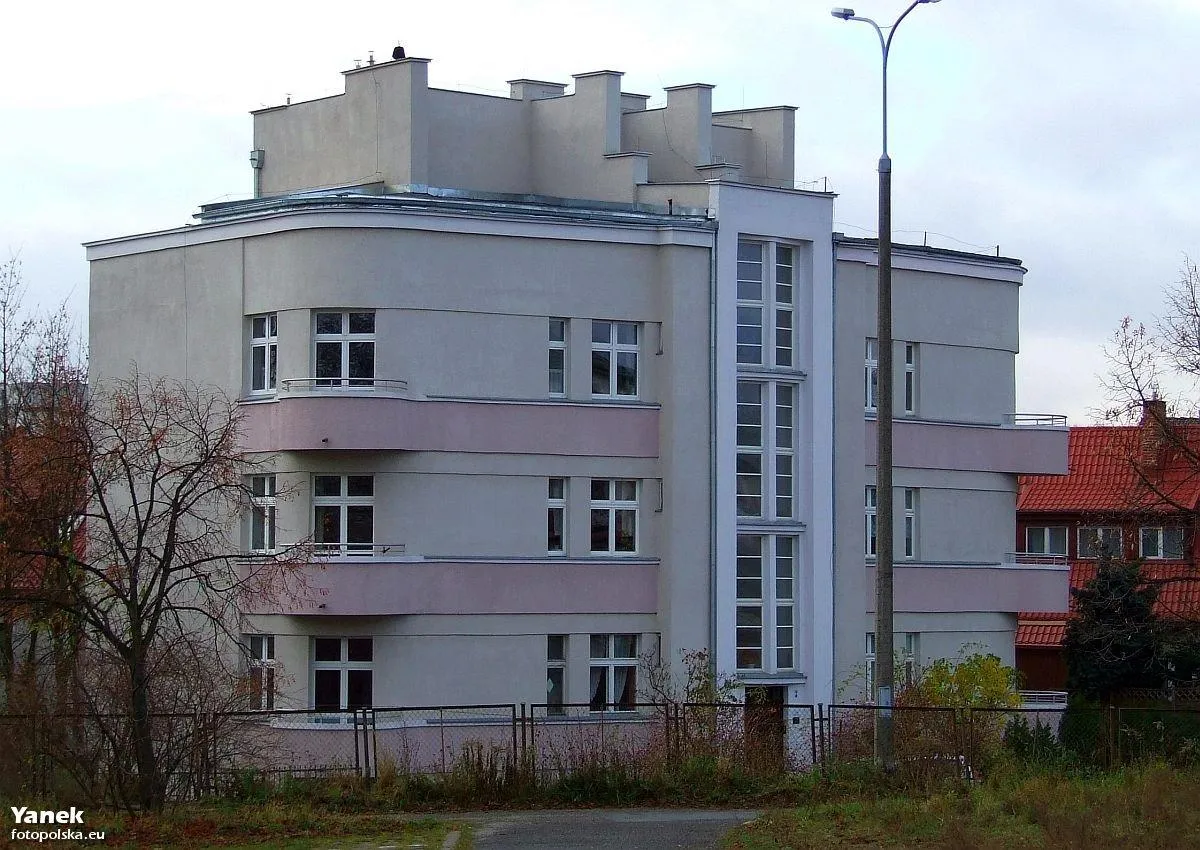 Photo showing: Widok na budynek przy ul. Skargi z ul. Mickiewicza.