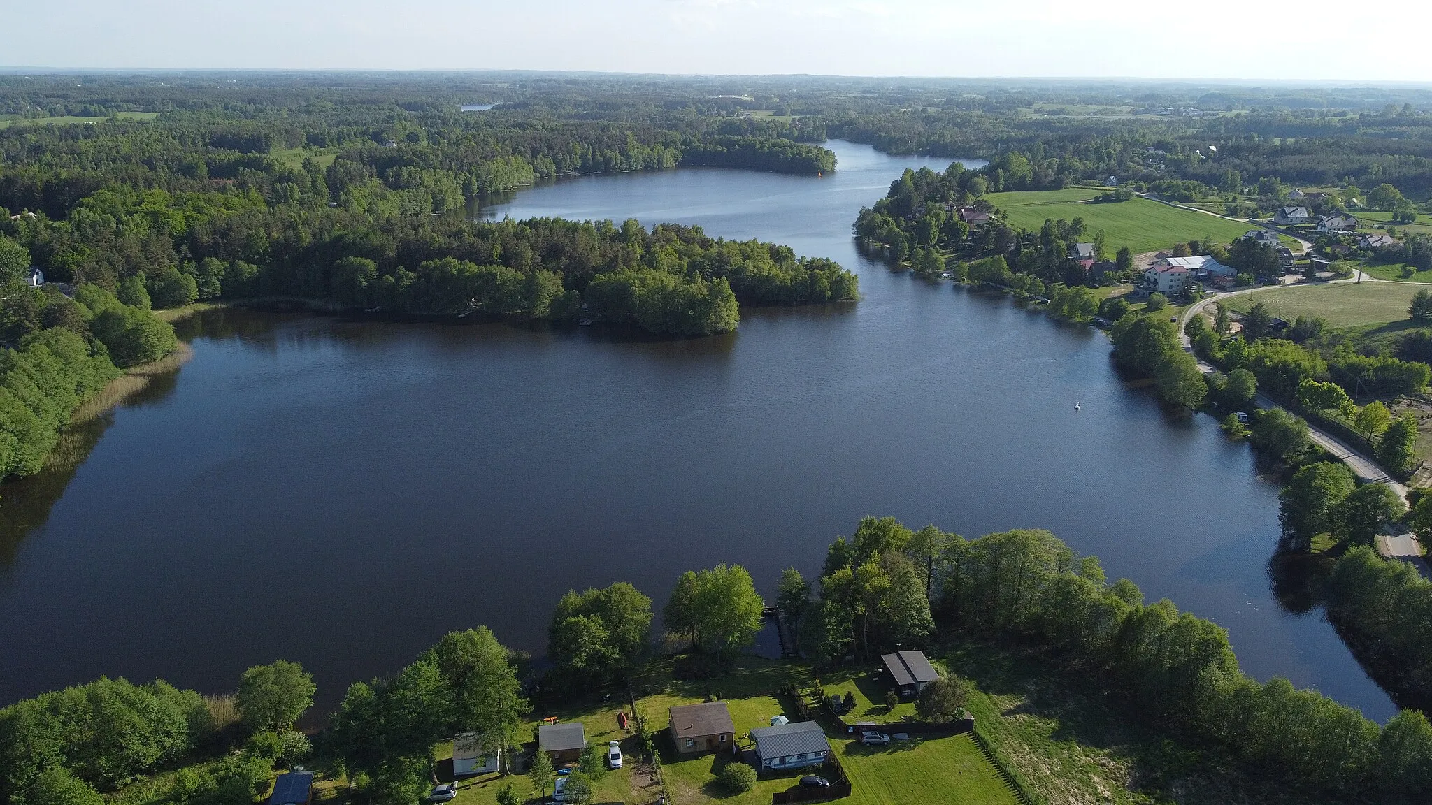 Photo showing: Zdjęcie z drona. Jezioro Kamień – jezioro rynnowe na Pojezierzu Kaszubskim. Widok od północy.