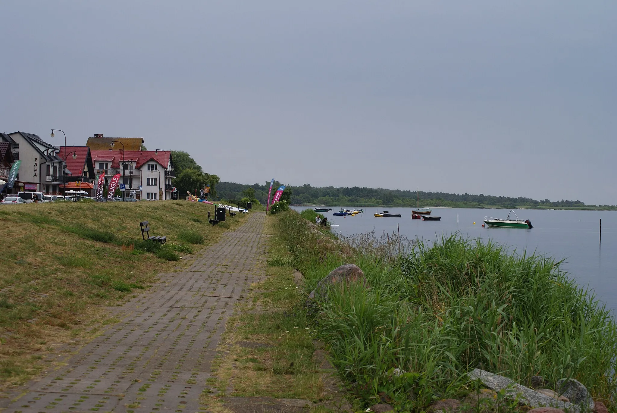 Photo showing: Bulwar w Chałupach (wykorzystanie pliku możliwe tylko przy podaniu imienia i nazwiska autora według wzoru: fot. Karol Szejner/Wikipedia)