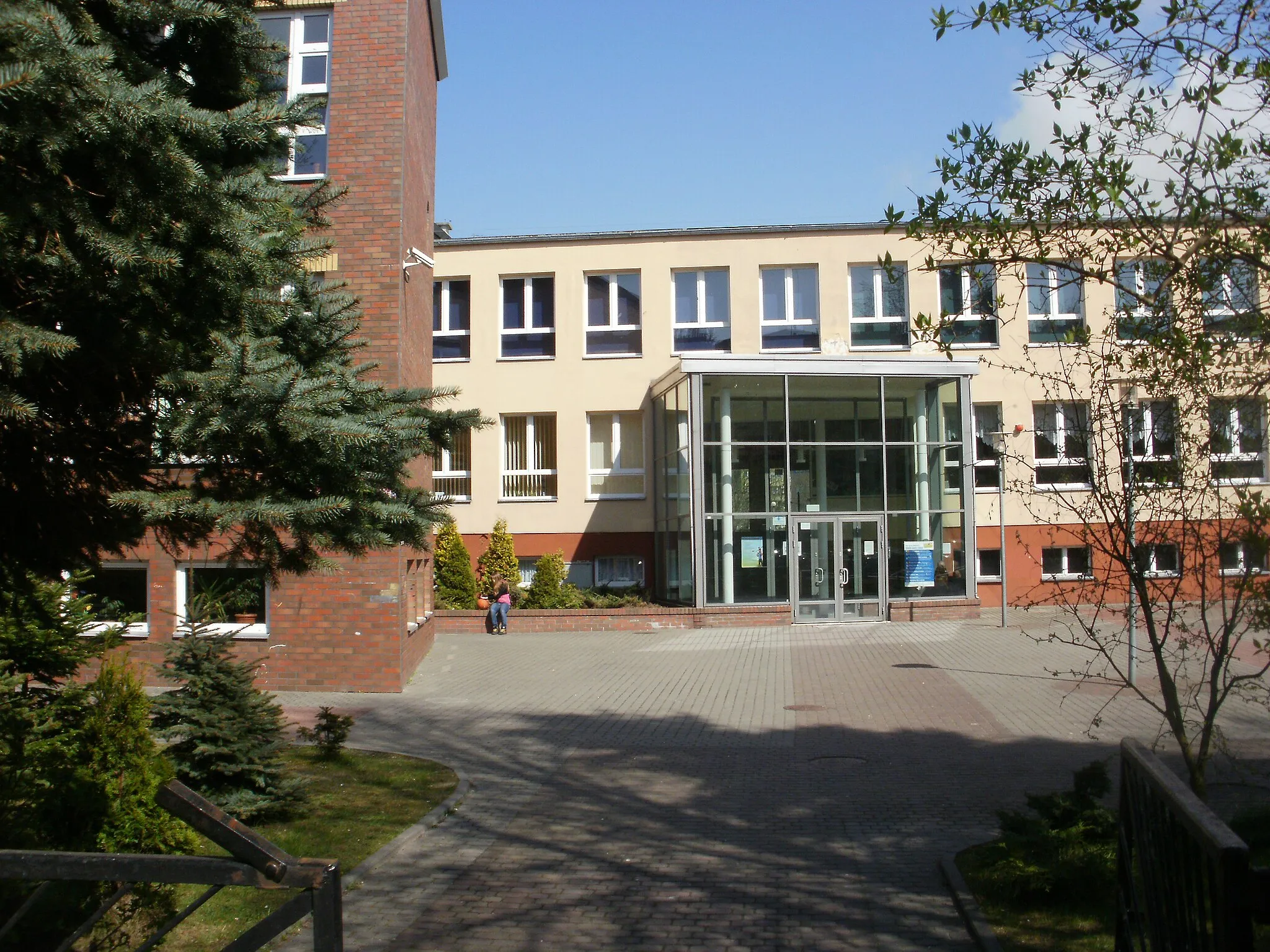Photo showing: Ustka, ul. Wróblewskiego- szkoła