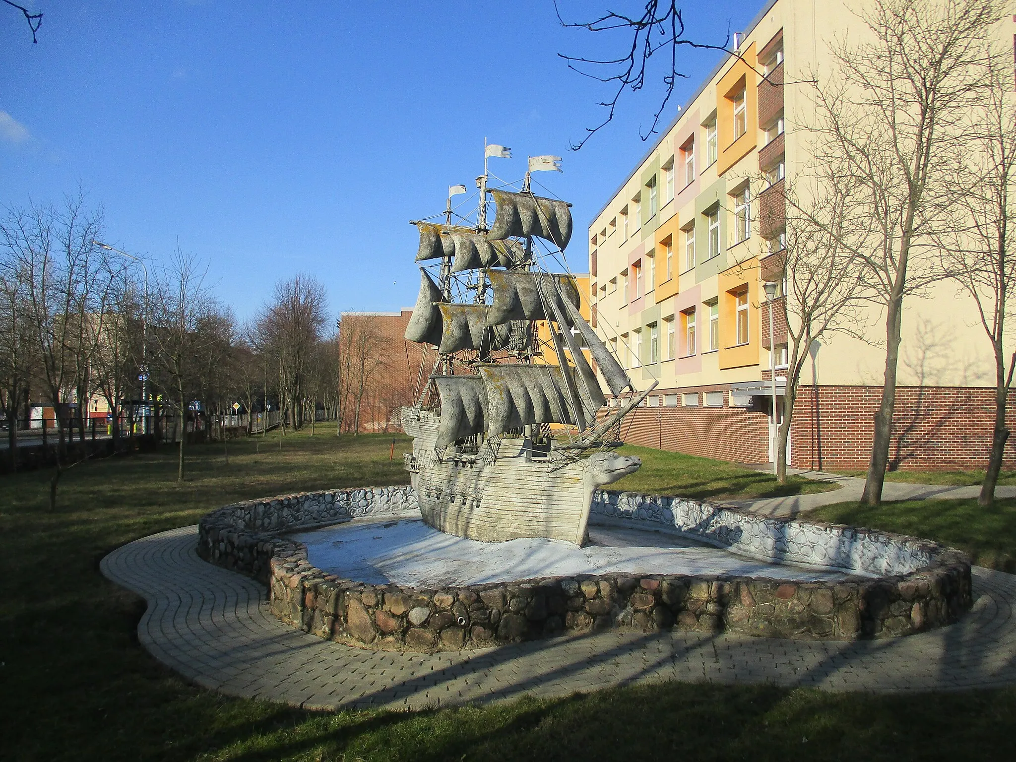 Photo showing: Ustka; ul. Jagiellońska- pomnik żaglowca