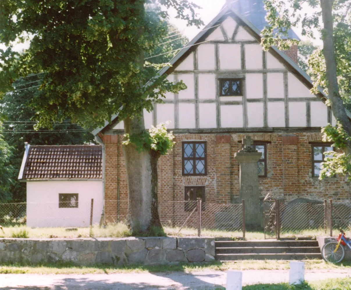 Photo showing: Możdżanowo - rzymskokatolicki kościół filialny pw. św. Bartłomieja wraz z otoczeniem