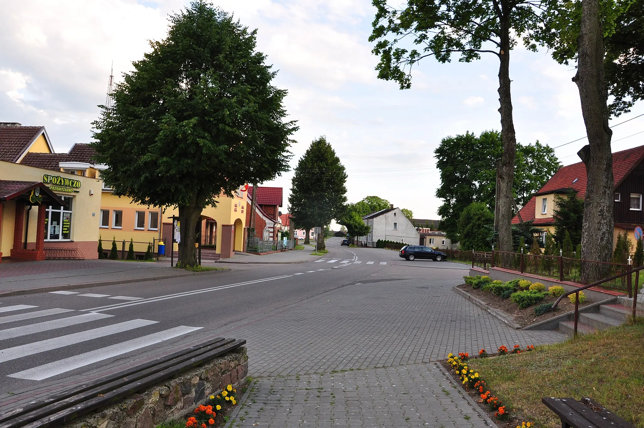 Photo showing: 77-220 Koczała, woj. pomorskie, powiat człuchowski
Centrum wsi, widok w stronę Człuchowa