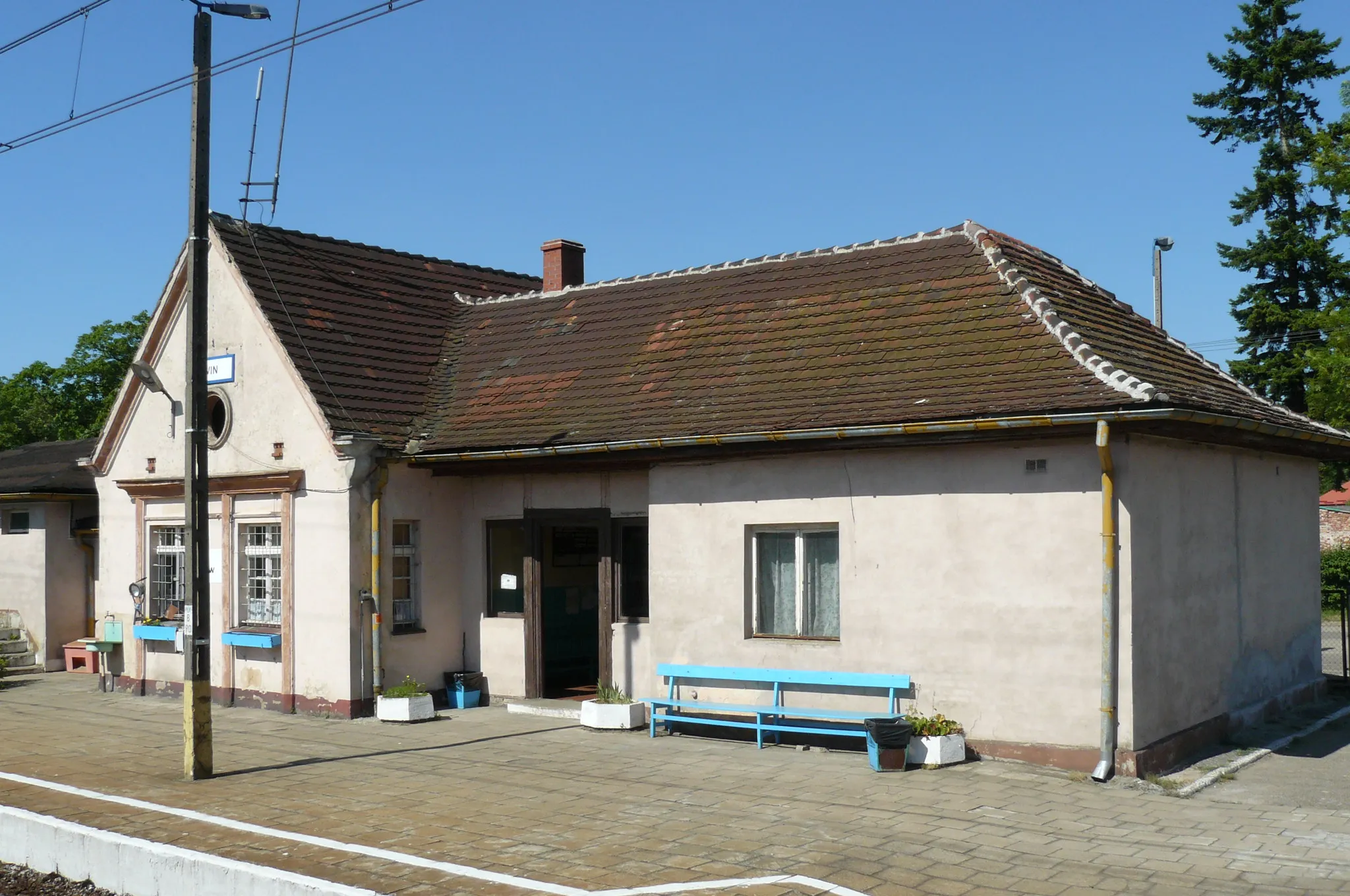 Photo showing: Iwin rail station.