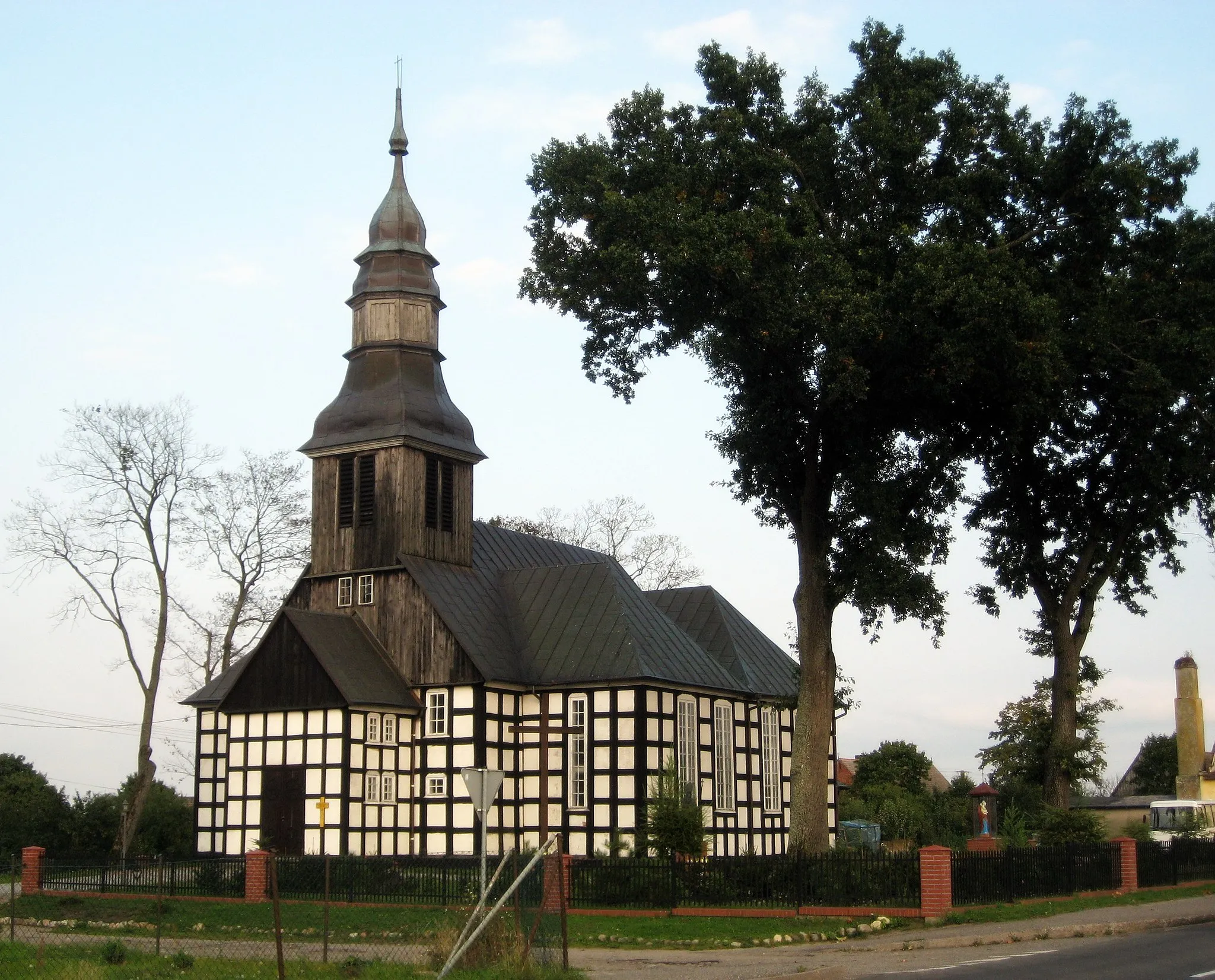 Photo showing: Brzezie - Kościół p.w. św. Wawrzyńca z drewnianą wieżą (zabytek nr rejestr. A-62).