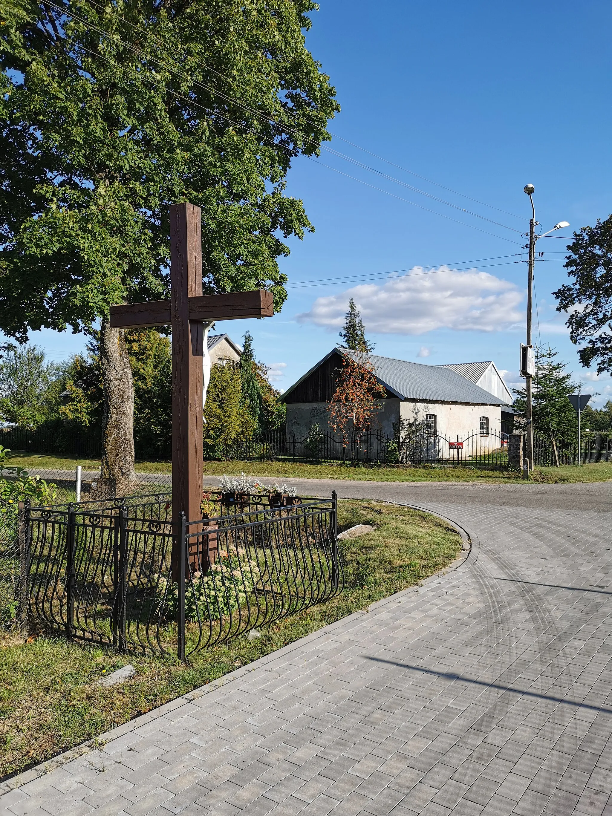 Photo showing: Przydrożny krzyż w Barkocinie. W tle zabudowania w miejscowości