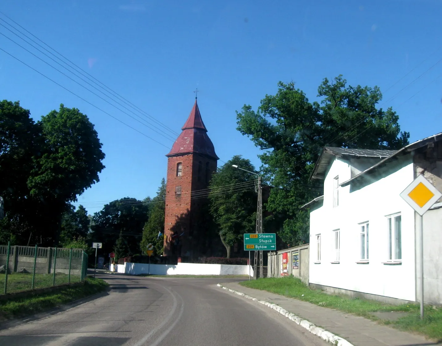 Photo showing: Barcino - wieża kościoła św. Anny i Droga Wojewódzka 209