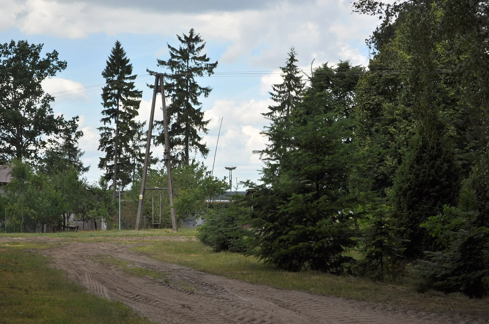 Photo showing: Stork nest in Windorp, Pomeranian Voivodeship, Poland.
Nest located on private property. There is no access to it.