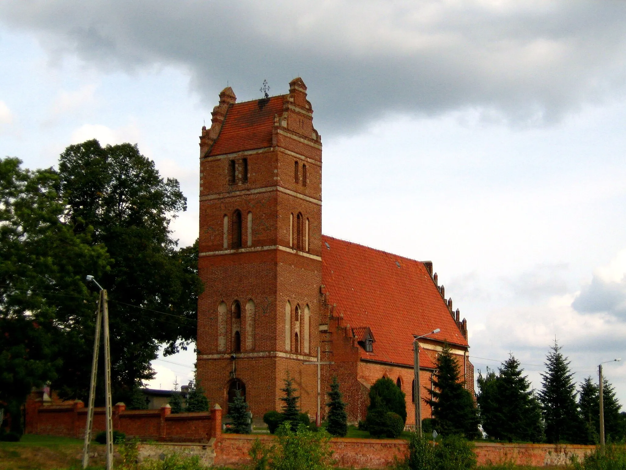 Photo showing: Gotycki Kościół Niepokalanego Poczęcia NMP we wsi Wielki Garc z XVI wieku. Widok od strony południowej pokazujący główną bryłę budynku. Kościół zbudowany z cegły, posiada masywną wieżę i 3 nawy. W wieży 2 dzwony (z 1782 i 1974 roku) oraz stary mechanizm zegarowy. Dach dwuspadowy. Wnętrze z XVII/XVIII wieku.
kościół parafialny p.w.Niepokalanego Poczęcia NMP

Wielki Garc