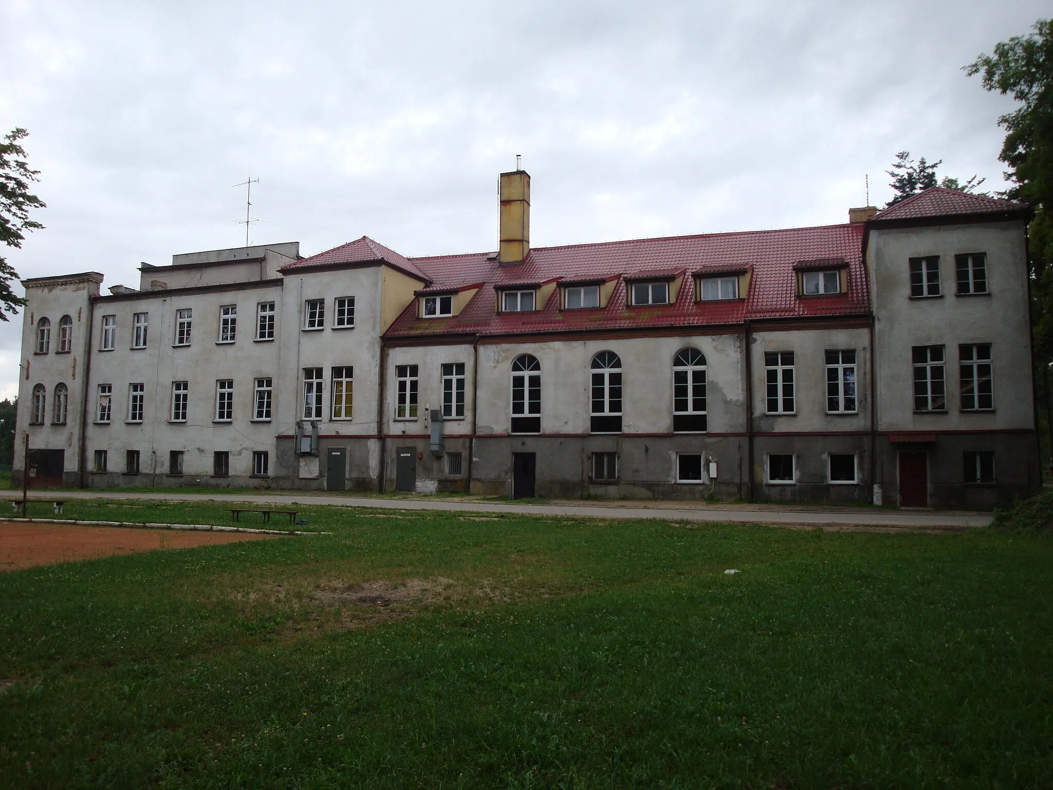 Photo showing: Wicko, village in pomeranian voivodeship, Poland. Building of school, formely palace