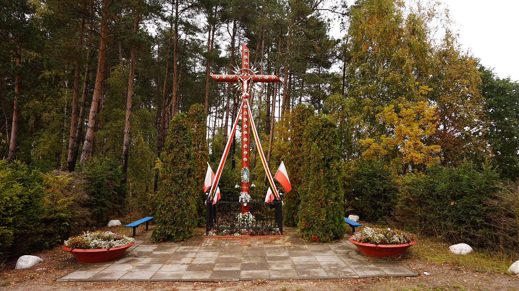 Photo showing: Tuchom - krzyż przydrożny