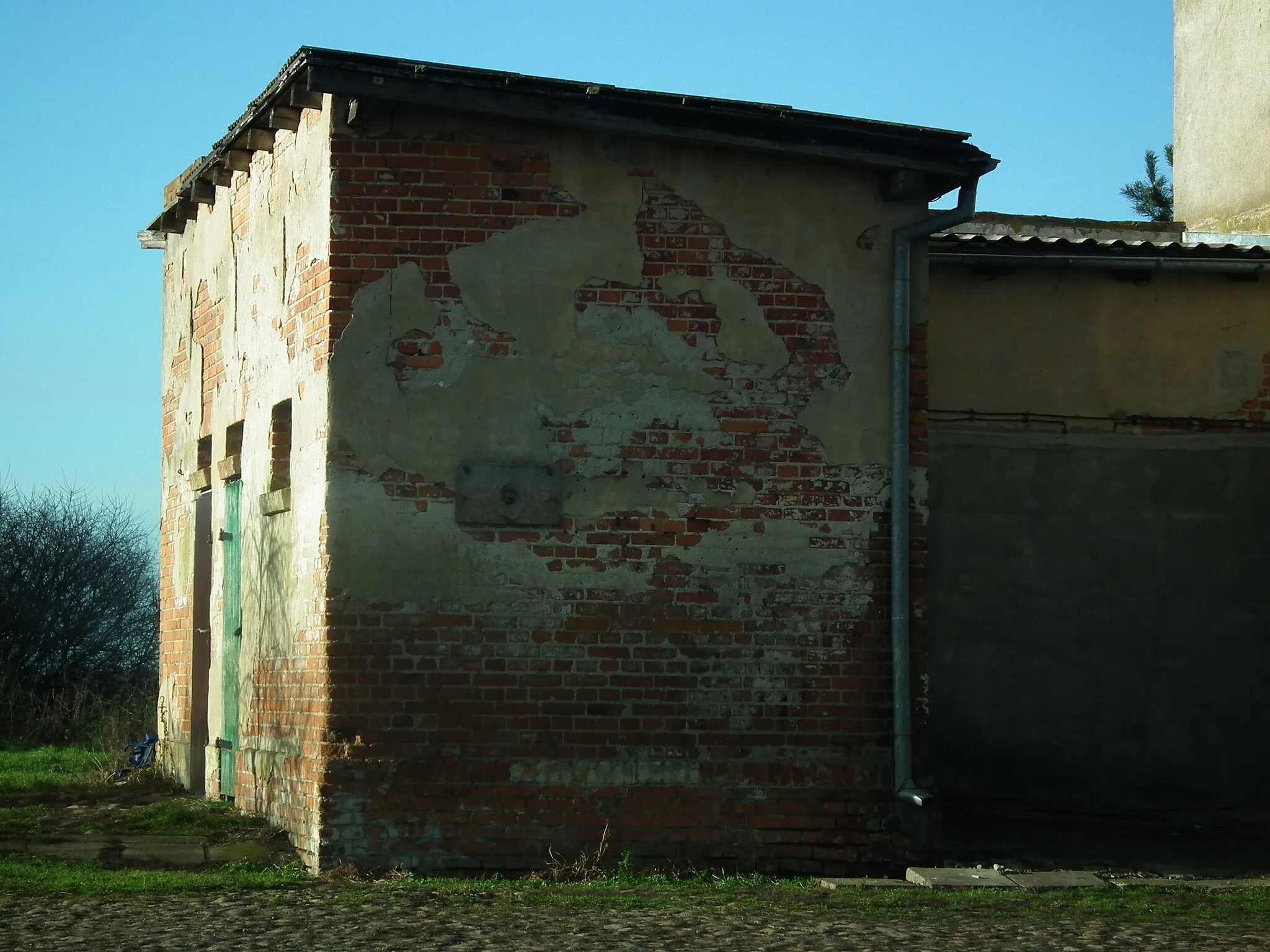 Photo showing: Budynek dworcowy w Tralewie. Toaleta.